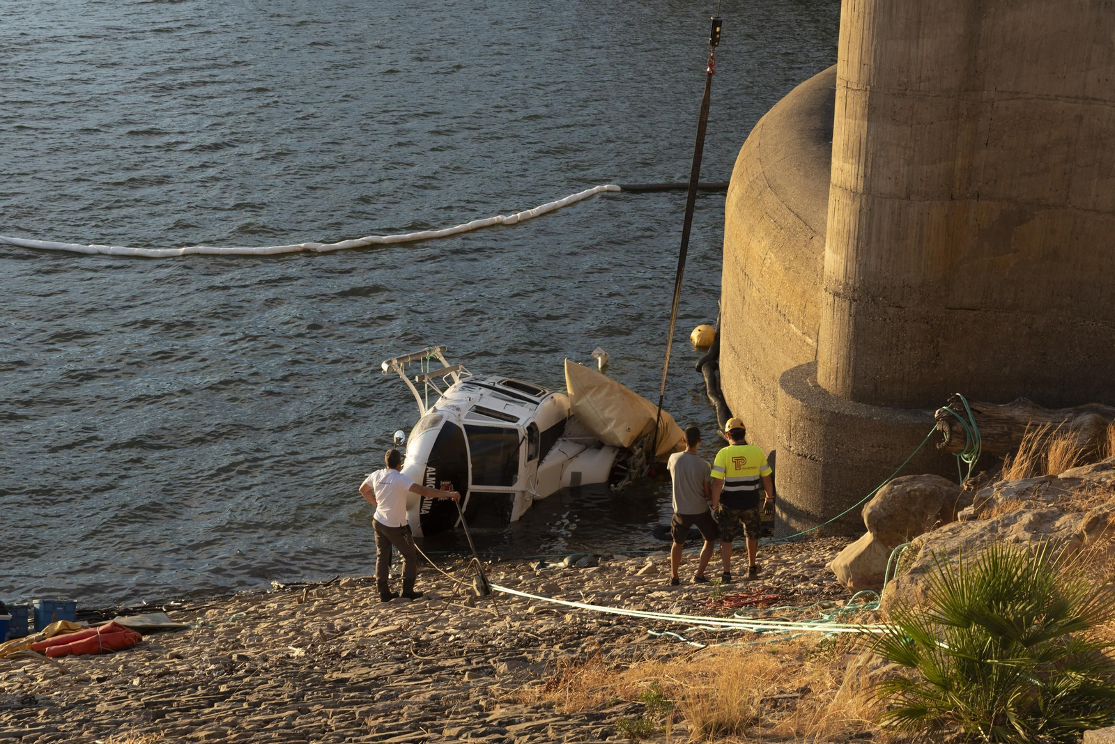 Las fotografías del rescate del helicóptero accidentado en el embalse de Guadarranque