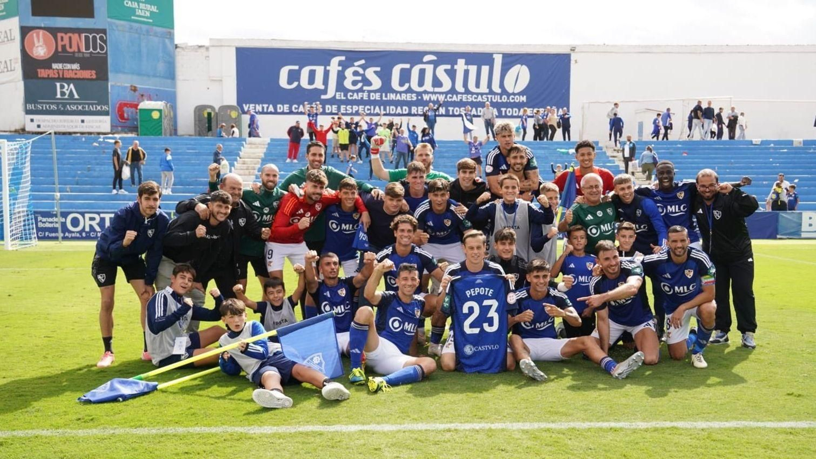 Los jugadores del Linares celebran su triunfo ante el Don Benito.