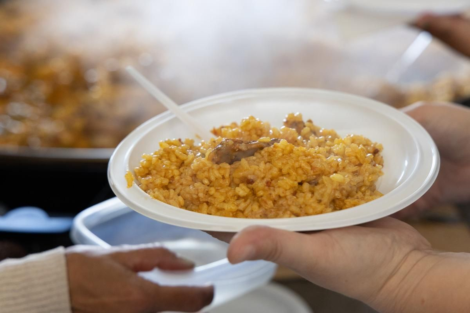 La afición del Real Jaén se vuelca con la paella solidaria por los afectados de la DANA, en imágenes