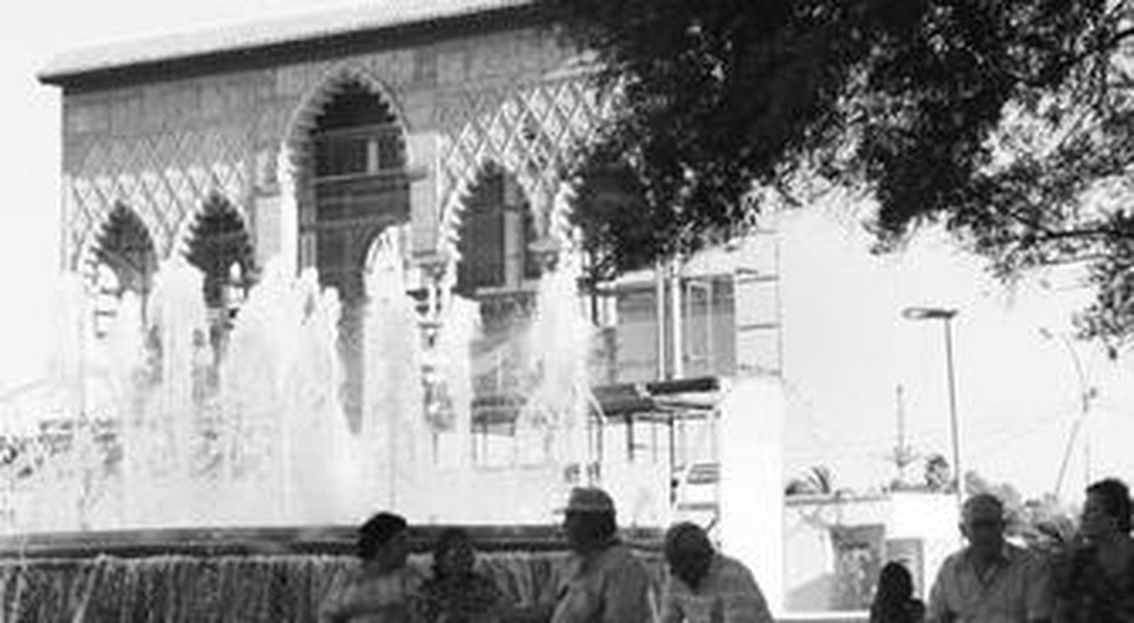 Fuente de la plaza de la Constitución con el escenario de la Coronación al fondo.