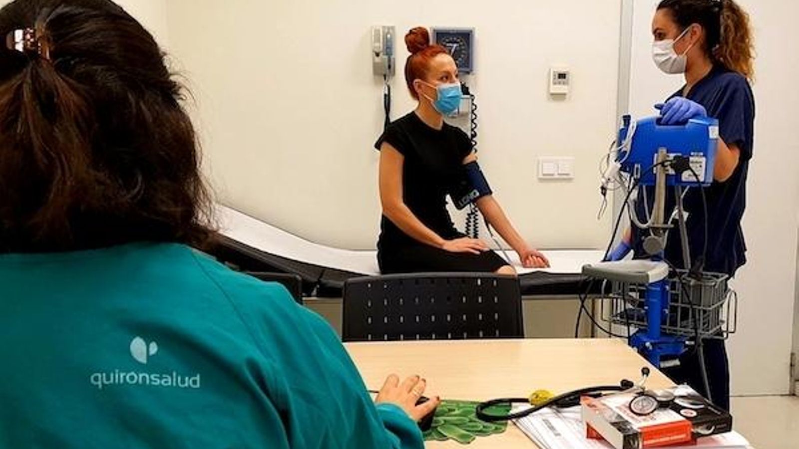 Paciente con enfermera y médico de Quirónsalud Campo de Gibraltar