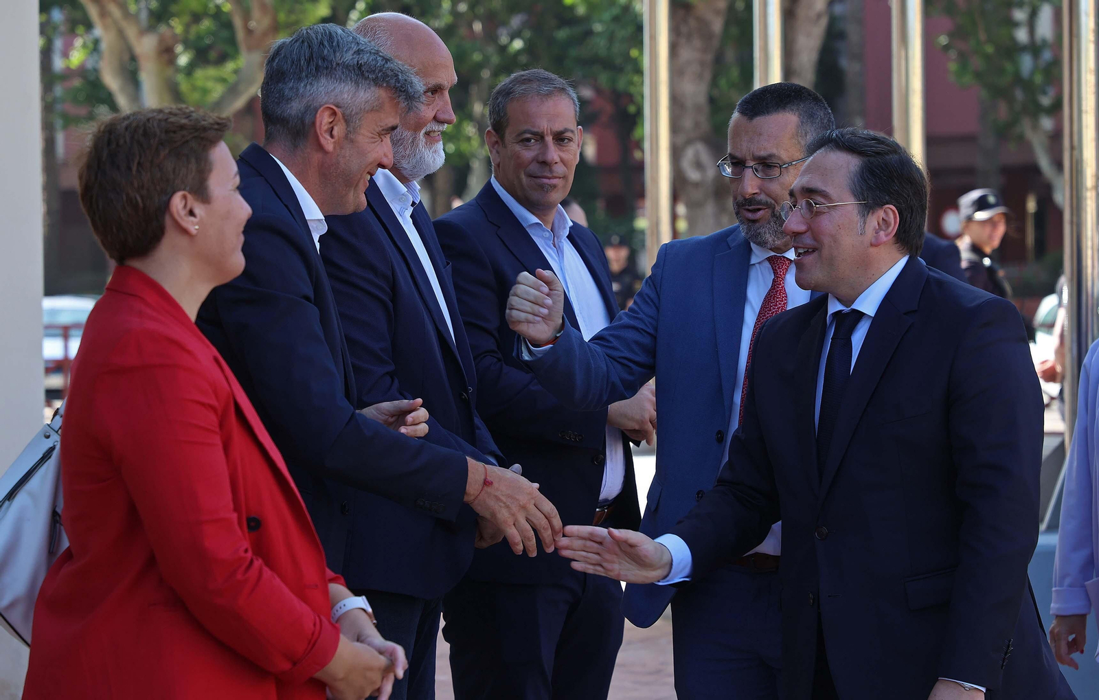 La reunión de José Manuel Albares con Juan Franco en el Ayuntamiento de La Línea, en imágenes