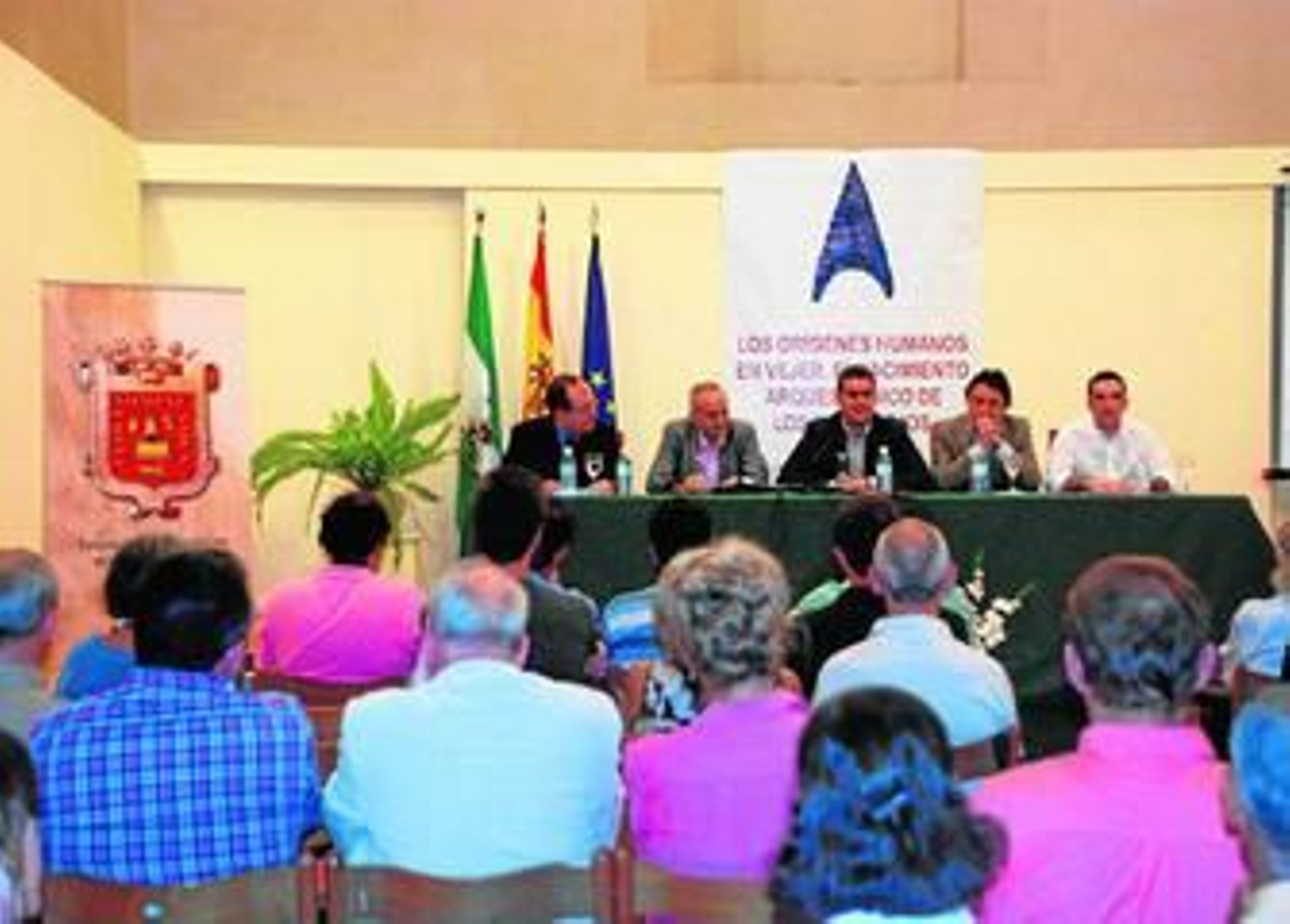 El aforo del salón de actos se llenó para conocer detalles sobre la arqueología de la localidad vejeriega.