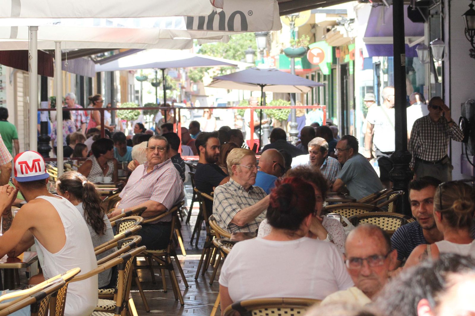 Una terraza del centro de La Línea.