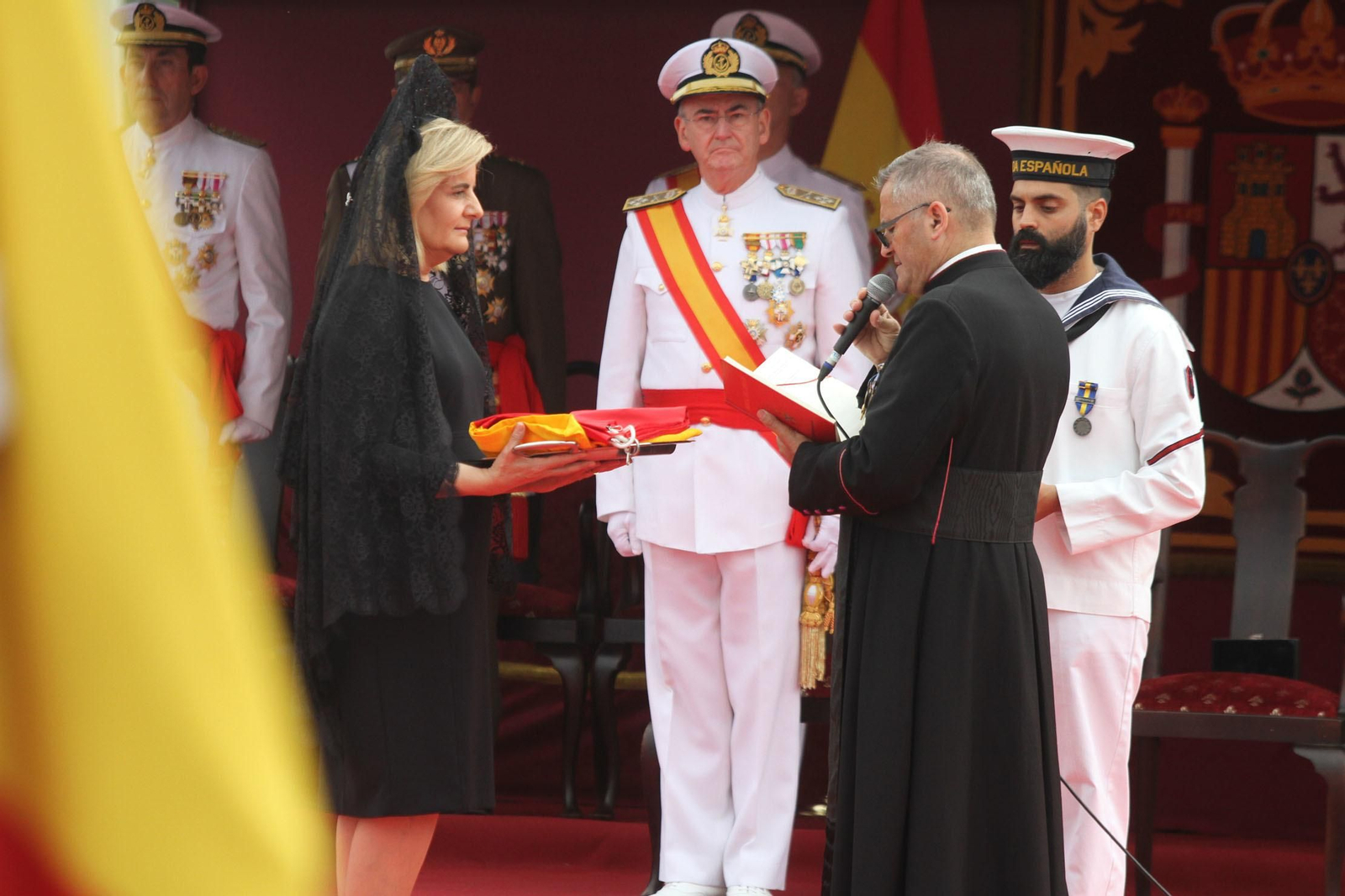 Entrega de la bandera de combate a la fragata Cristobal Colón