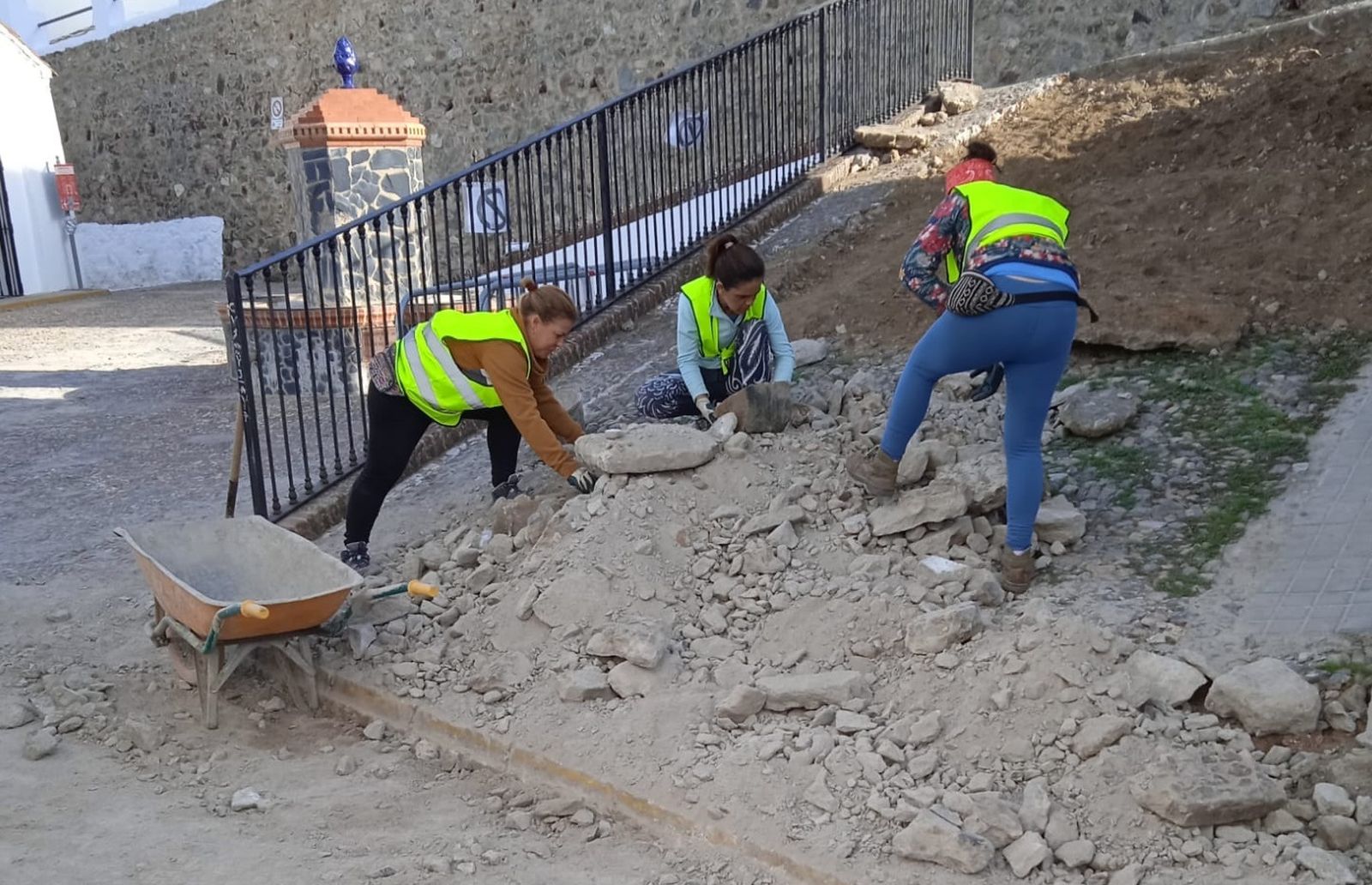 Obras en la calle Soledad de Aroche.