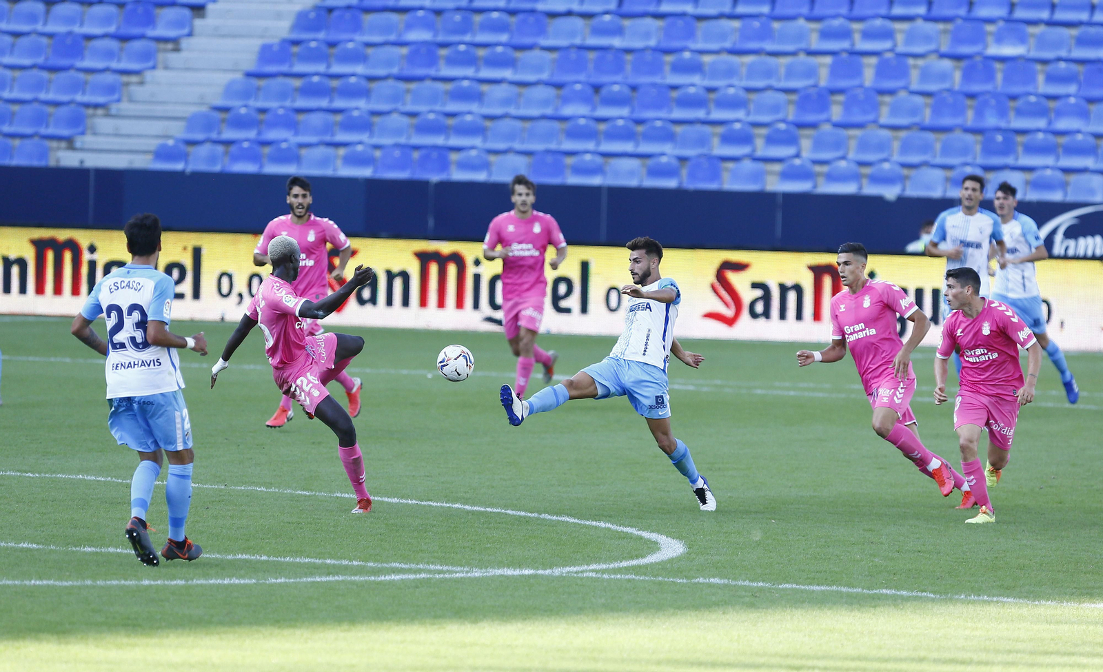Luis Muñoz, en un balón dividido.