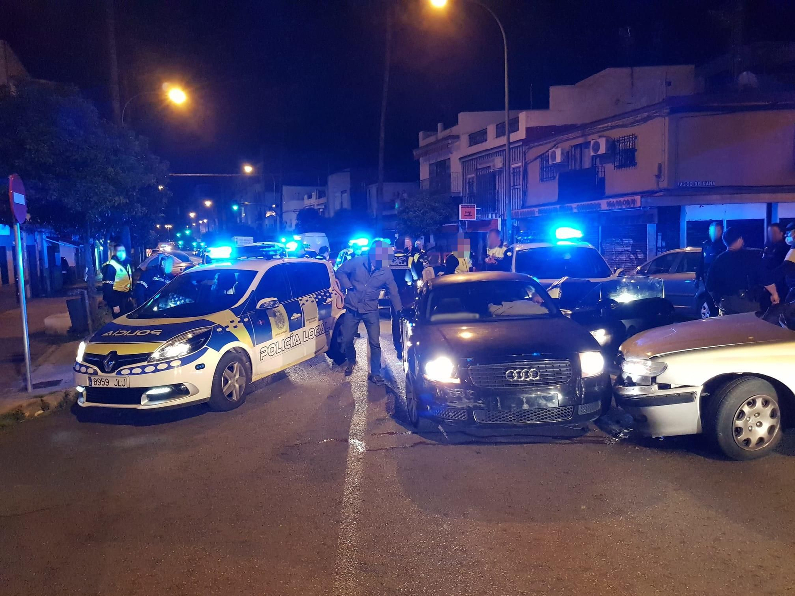 El Audi TT de los delincuentes, rodeado de policías en Su Eminencia.