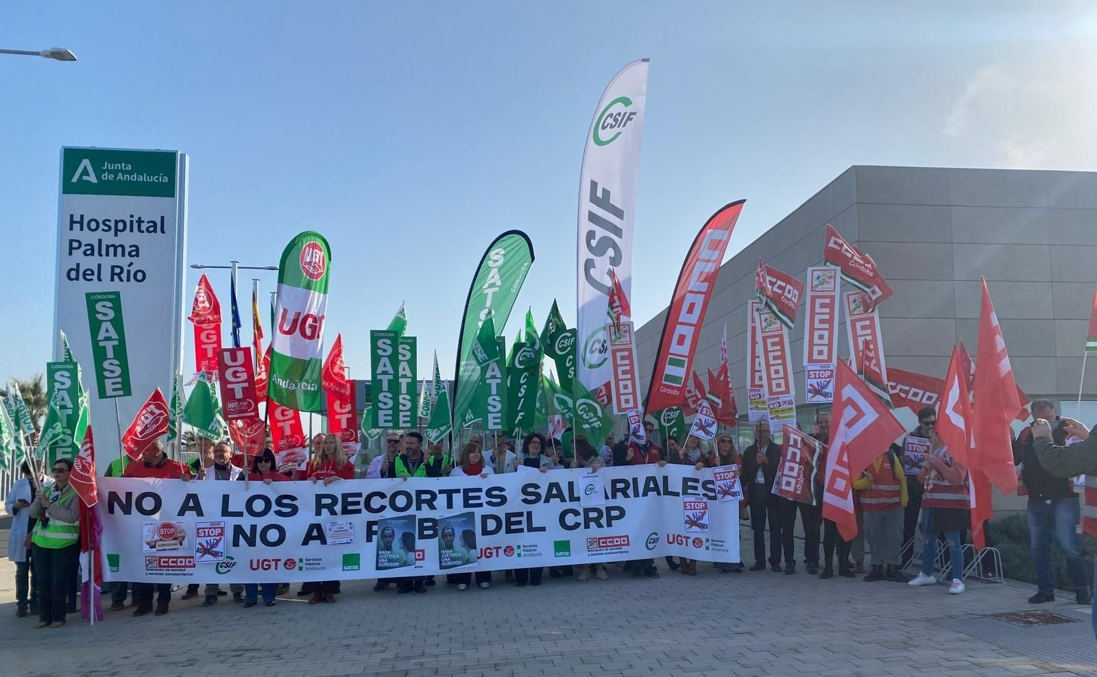 Concentración de los sindictos contra las agresiones a personal sanitario realizada en Palma del Río.