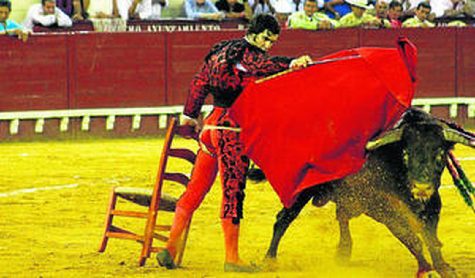 Morante, cogido sin consecuencias tras banderillear, ensayó la suerte de la silla con el quinto toro.