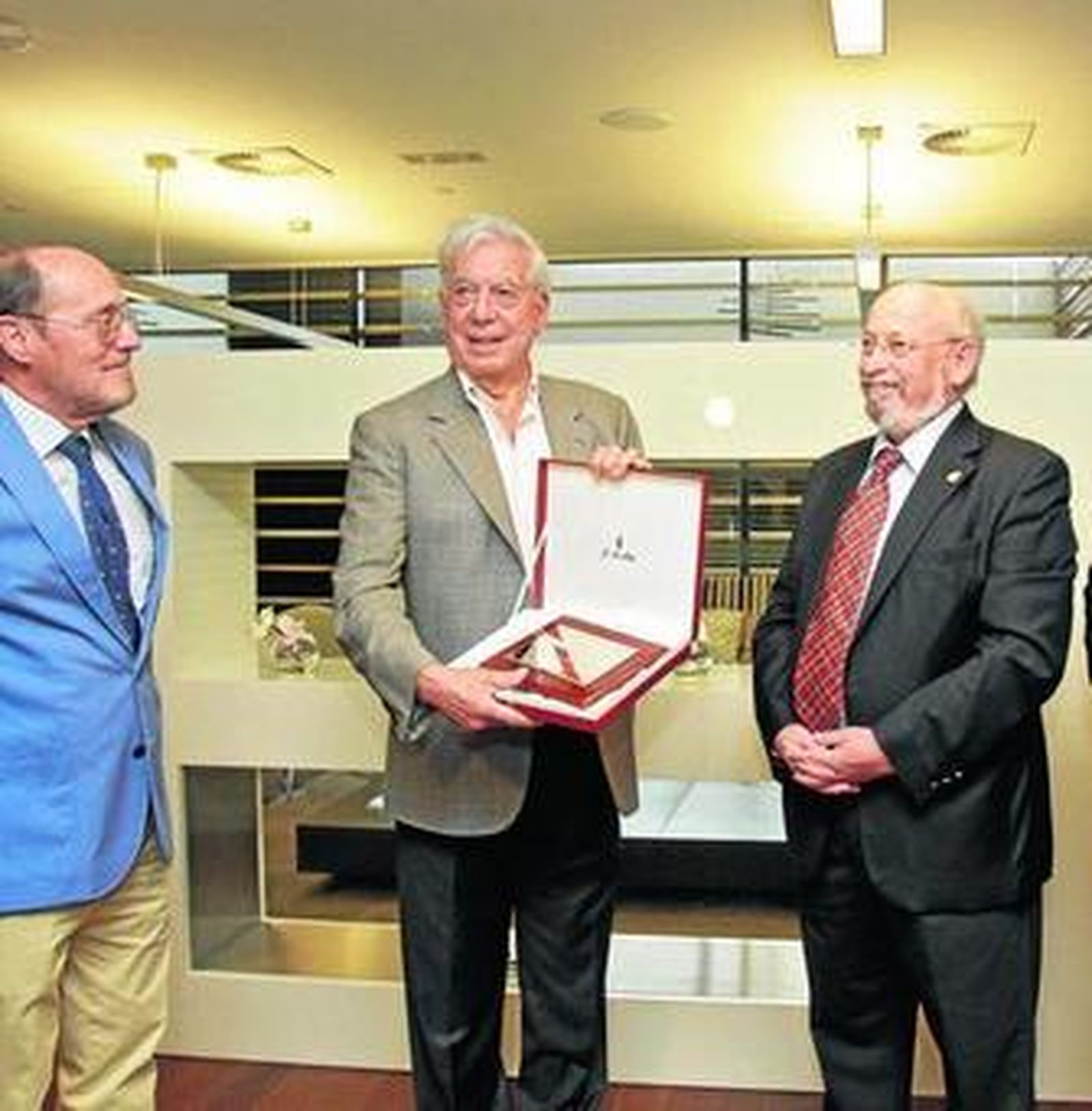 Vargas Llosa con su premio entre Rafael O'Donnell y Enrique García-Agulló, del Club Liberal de Cádiz.