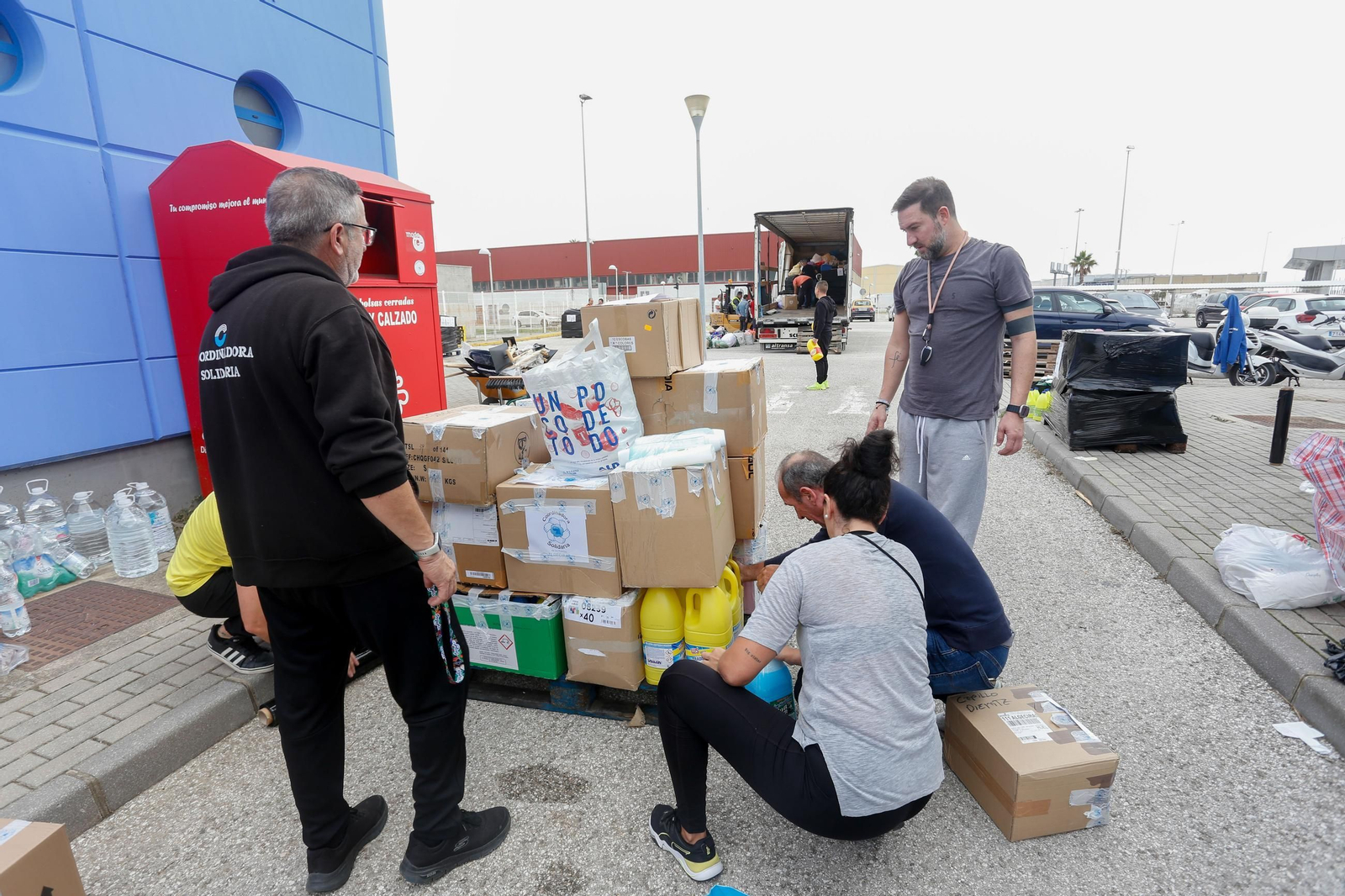 Fotos de la recogida de alimentos y enseres para ayudar a los afectados por la DANA en Valencia