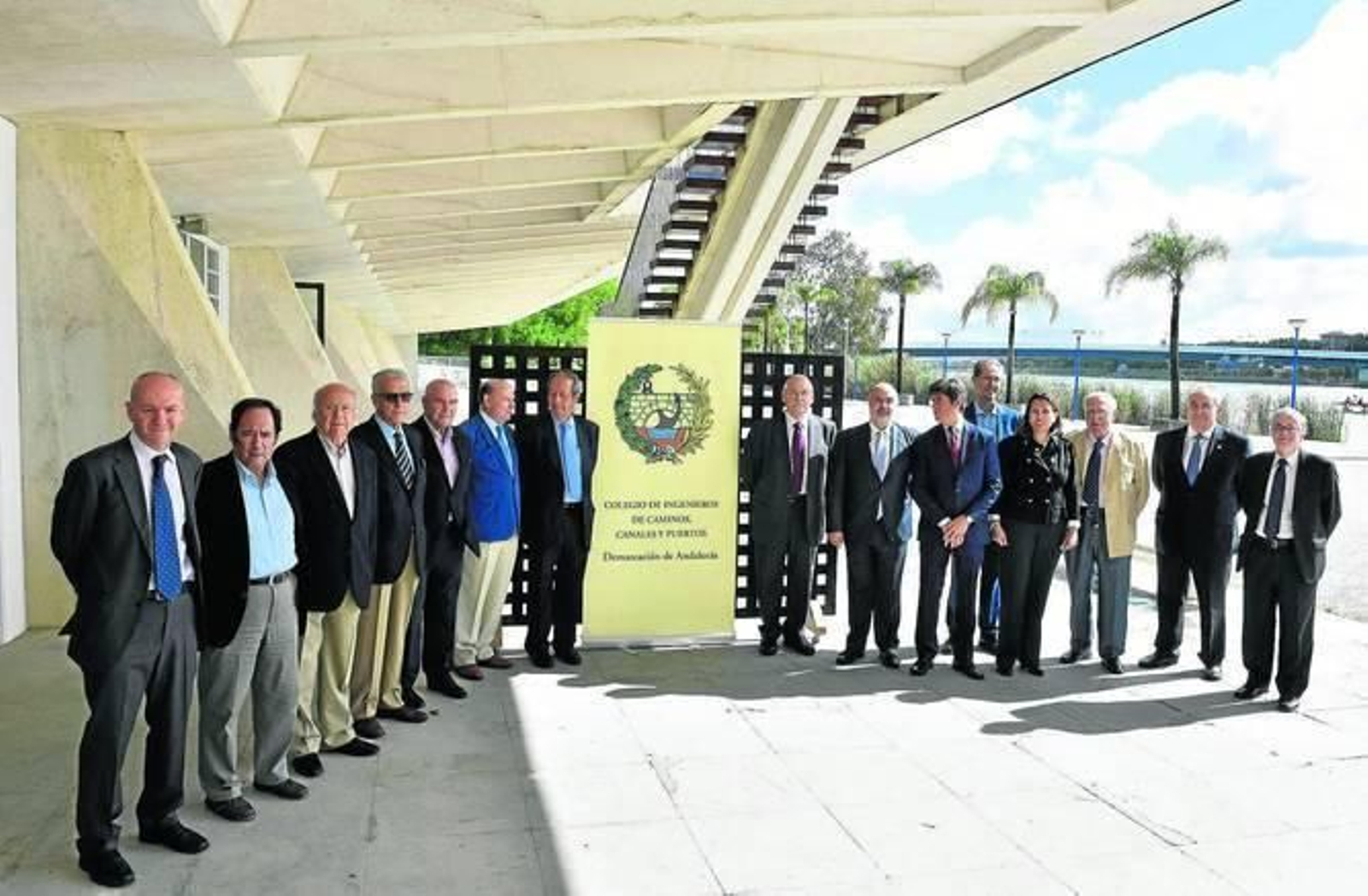 De izquierda a derecha, Julián Sastre, José Luis García Sánchez, Emilio Miranda, José Luis de Justo Alpañés, Francisco Muñoz Almonte, Manuel López-Huertas, Agustín Argüelles, Javier Pellón, Abraham Carrascosa, José Luis Sanjuán, José Luis Márquez Arroyo, Ana Chicano, Juan Escribano, Eduardo Gantes y Ricardo Ybarra, en el pabellón de la Navegación.