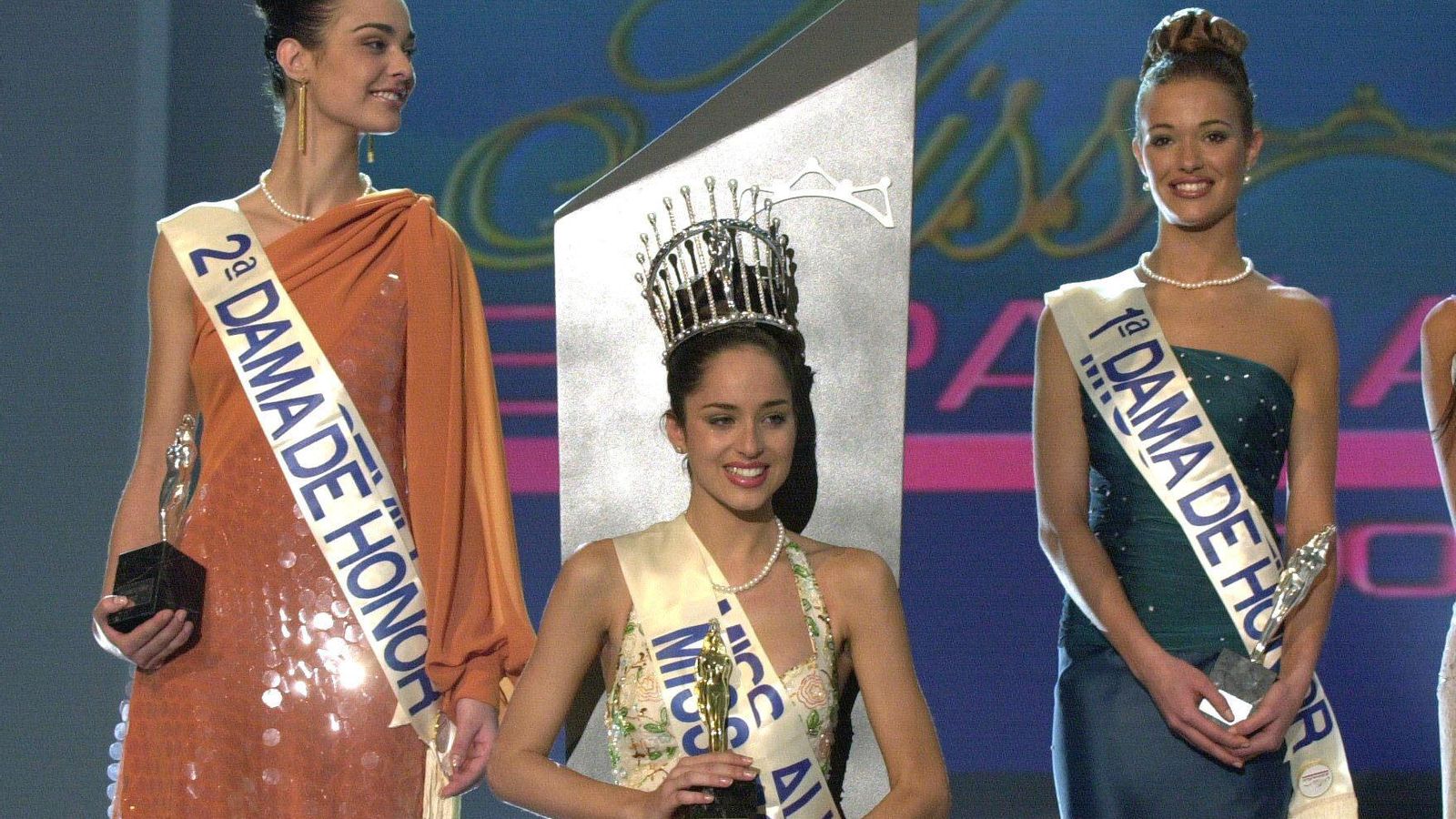 Lorena Van Heerde (Miss Alicante y Miss España 2001; entre Miss Sevilla, Macarena García Naranjo, segunda dama , y Miss Lleida, Eva Siso primera dama
