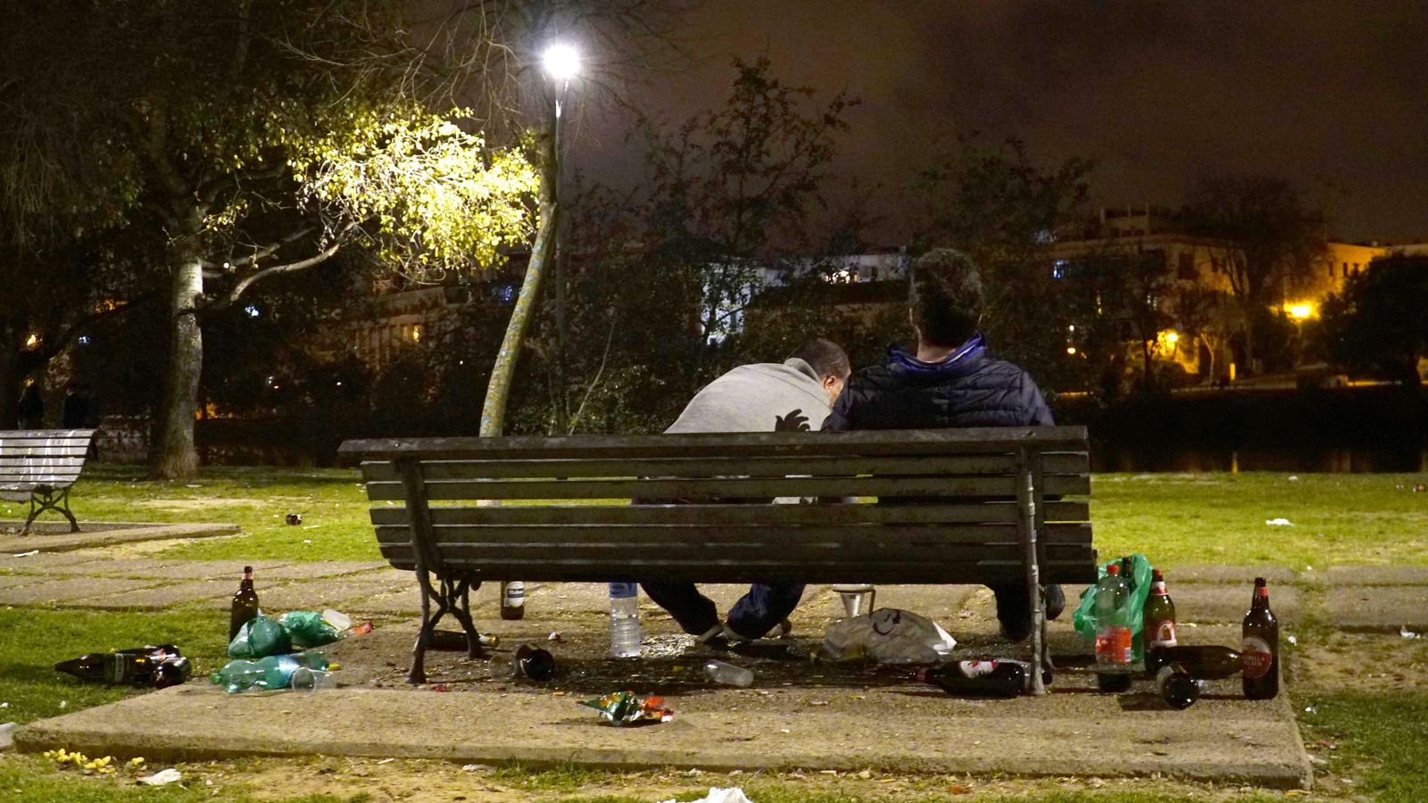 Restos de una 'botellona' junto al río Guadalquivir.