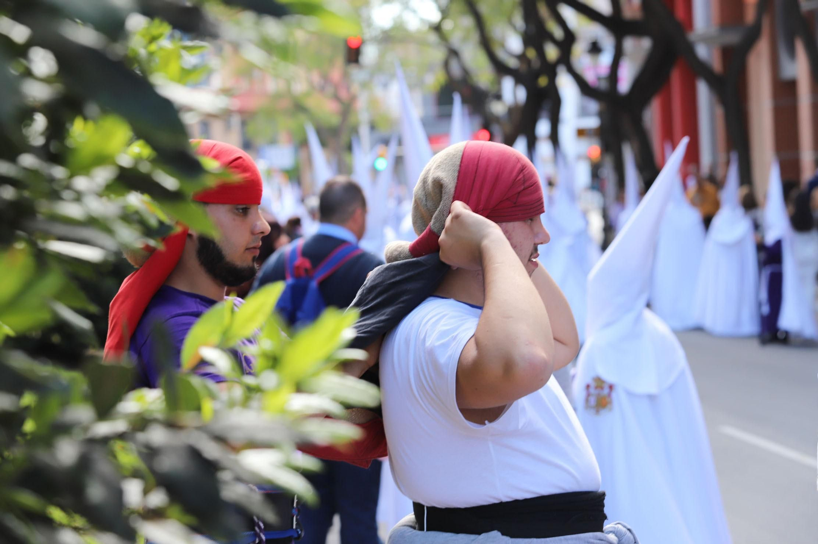 Imágenes del recorrido de la Hermandad del Cristo Cautivo de Huelva