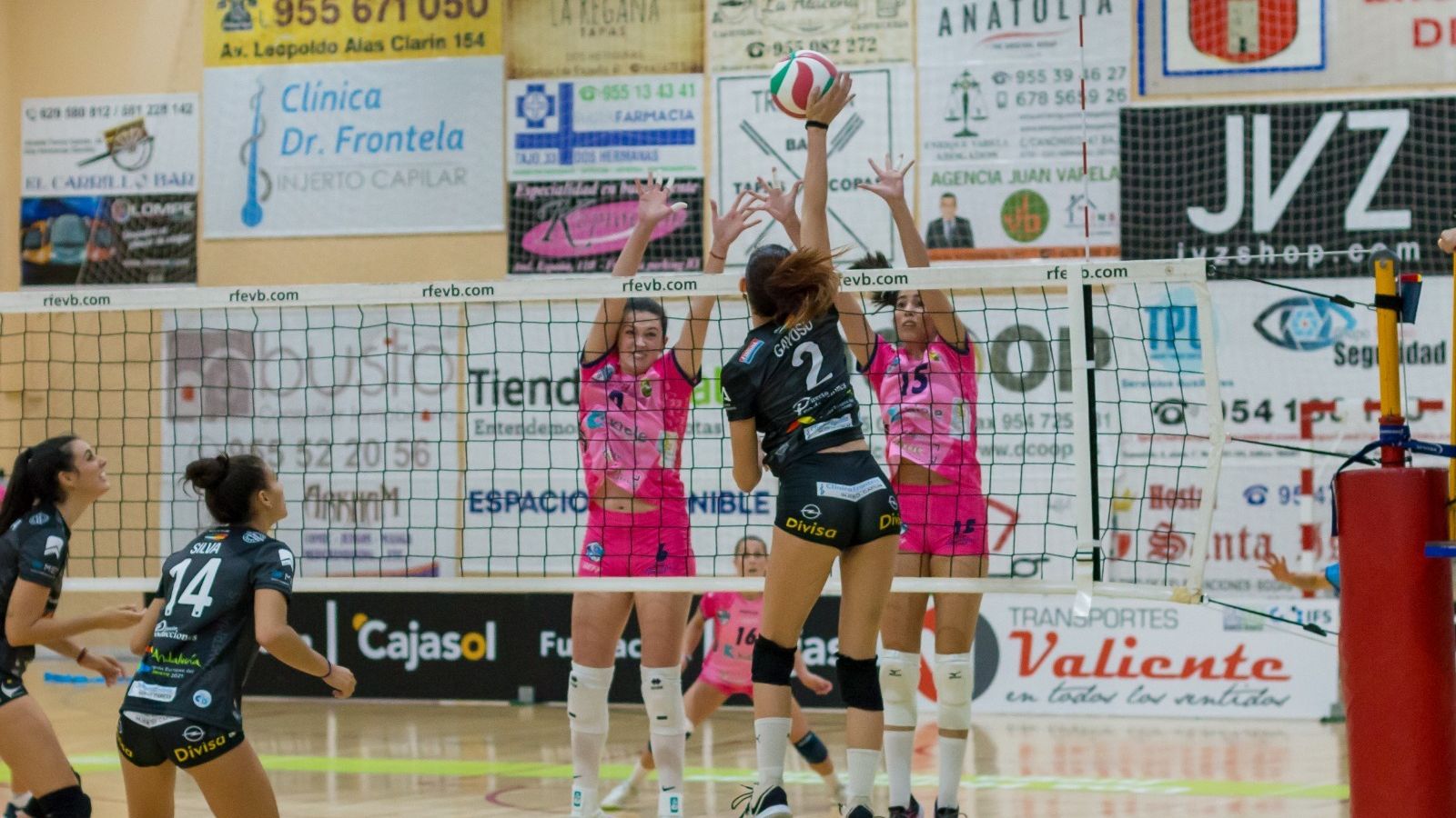 Jimena Fernández remata contra el doble bloqueo rival.