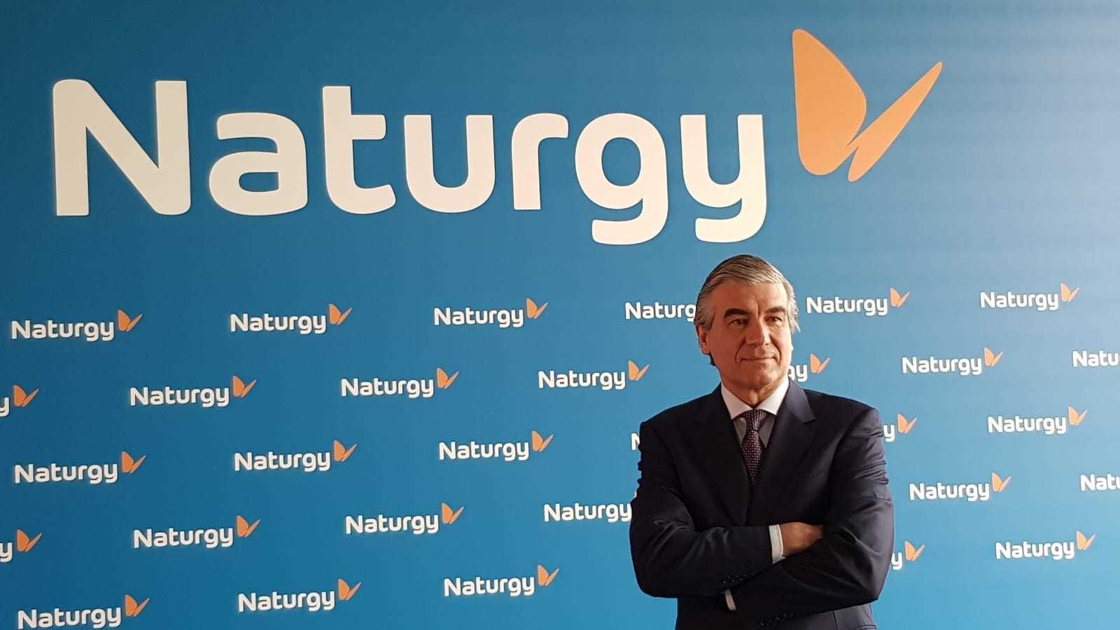 Francisco Reynés posa ante la nueva denominación, marca y logo de la compañía.