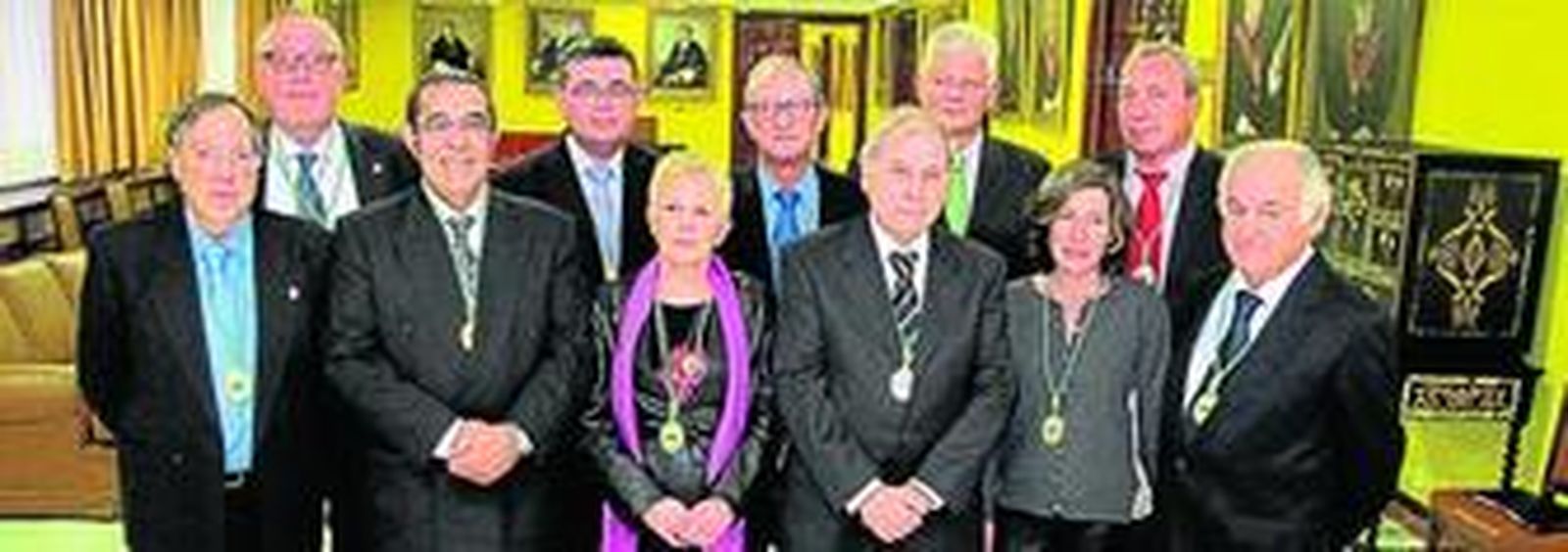 Andrés Castilla, secretario general de la Academia Sevillana de Veterinaria, el escritor Carlos Castro Muñoz y el psiquiatra Jaime Rodríguez Sacristán, asistentes a la presentación de la Academia.