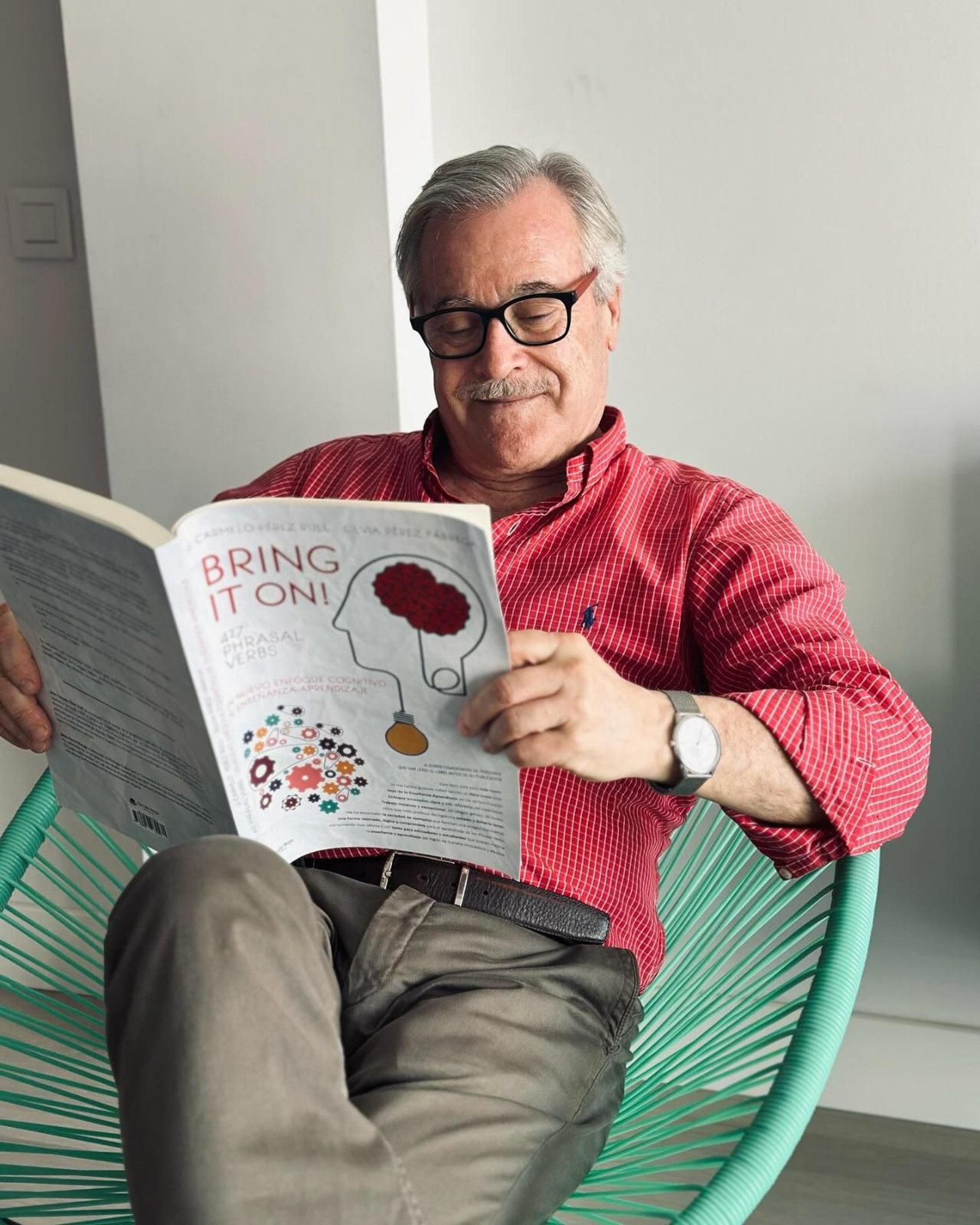 Carmelo Pérez Rull con su libro ‘Bring it on - 427 Phrasal Verbs’.