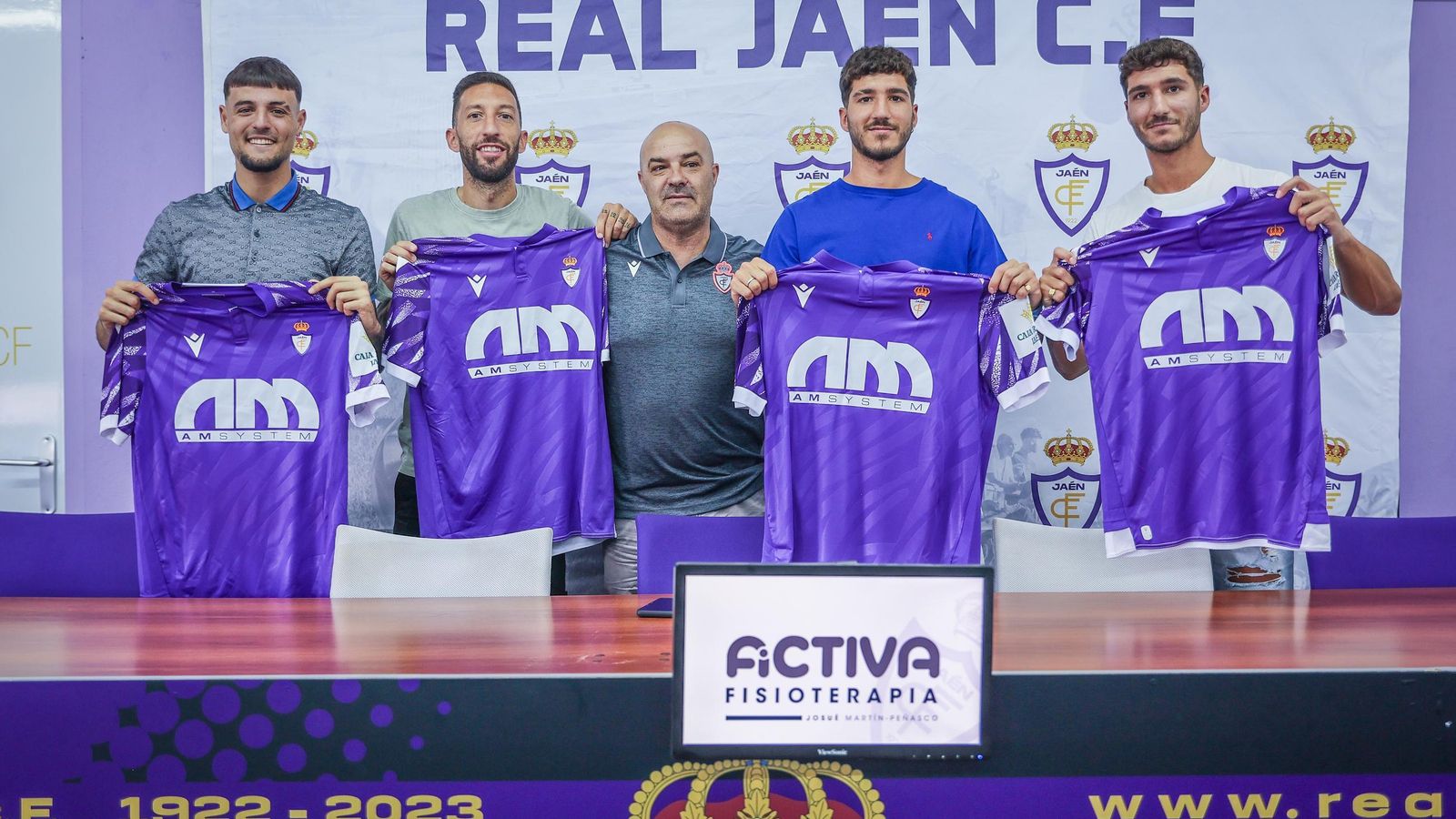 Manu Fernández, junto a su hermano Pedro, Palop y Rodríguez, en su presentación.