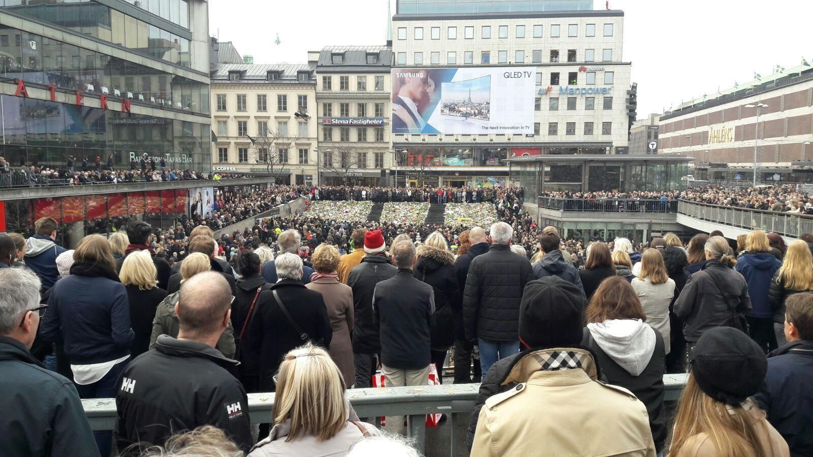Imagen del minuto de silencio guardado ayer en el centro comercial Ahlens de la capital sueca.