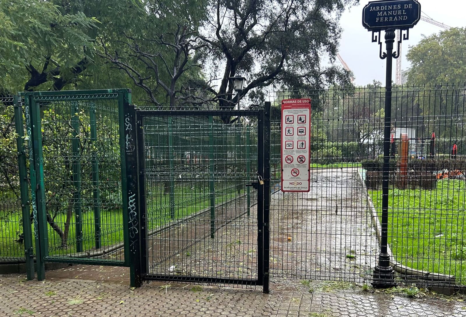 Una de los parques de la ciudad, cerrado por el temporal.
