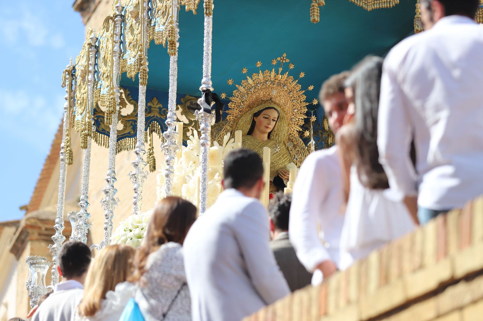 Imágenes del recorrido de la Borriquita  por las calles de Huelva