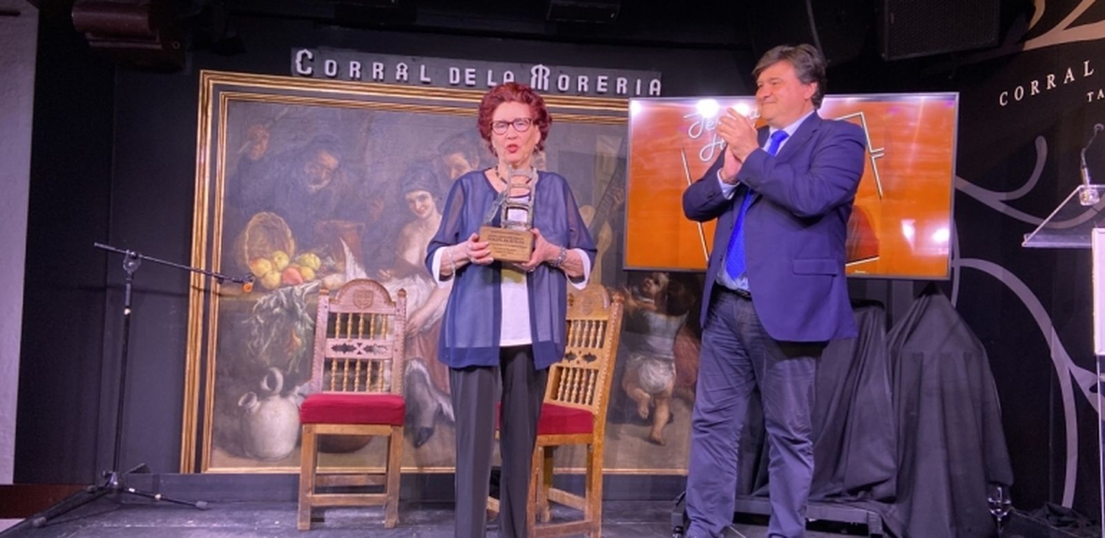 Perlita de Huelva recogiendo el Premio Paco Toronjo
