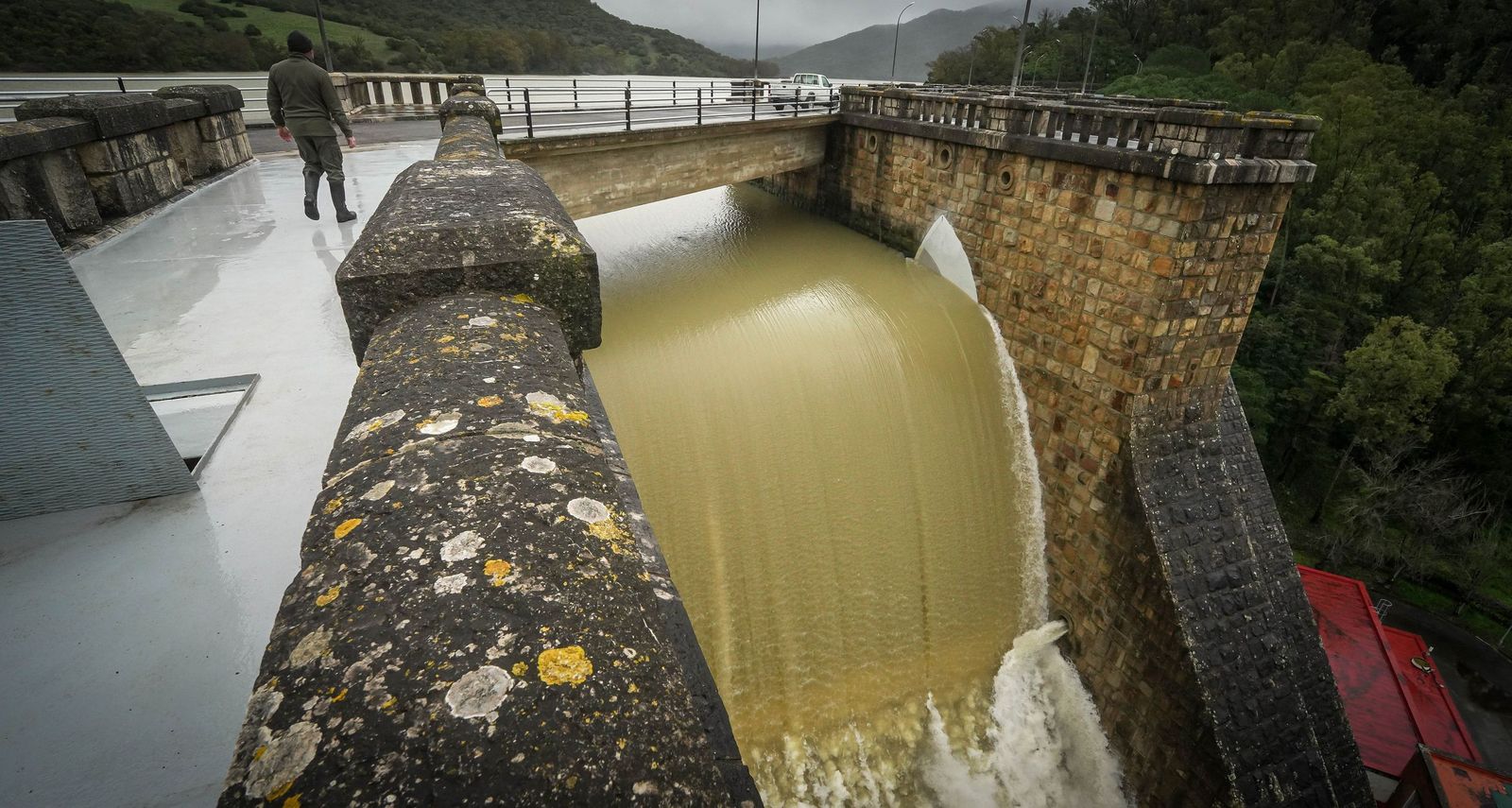 Embalse de los Hurones en pleno desembalse.