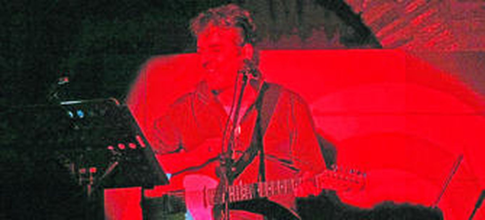 El cantante y compositor madrileño Jaime Urrutia, durante su concierto en la madrugada del sábado al domingo en La Gramola.