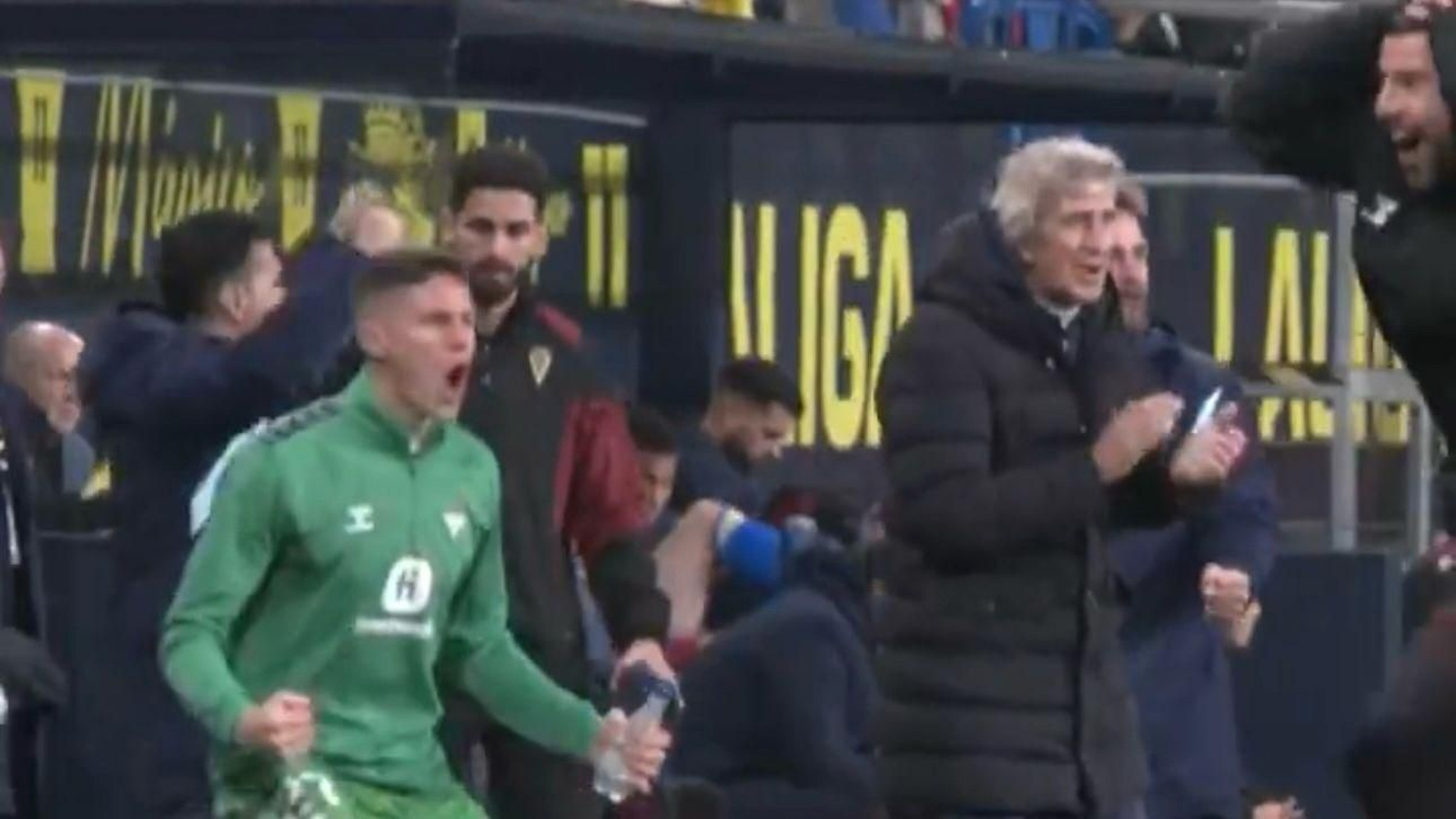 La locura en el banquillo del Betis con el gol de Fornals en Cádiz.