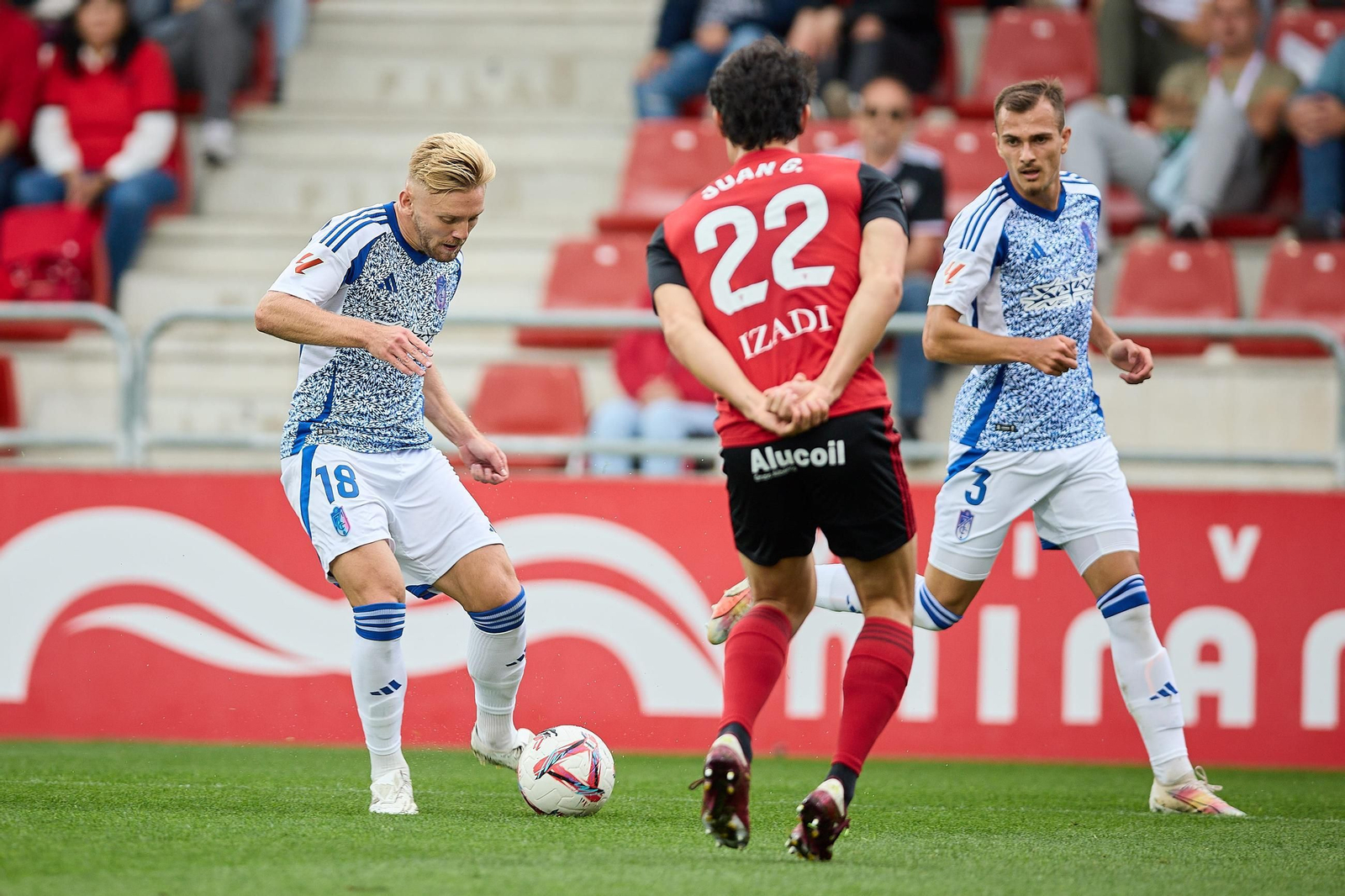Un ataque del Granada en el partido ante el Mirandés Un ataque del Granada en el partido ante el Mirandés