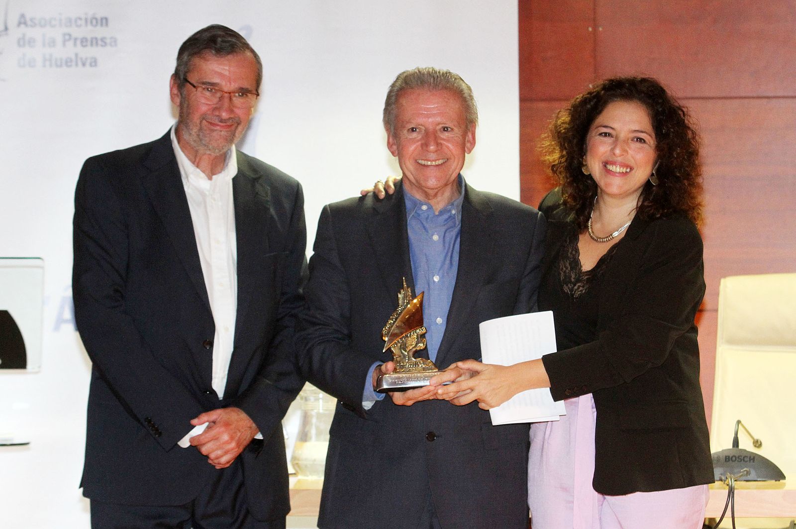 Manuel Ángel Vázquez Medel recibe el XIII Premio Ángel Serradilla, en imágenes