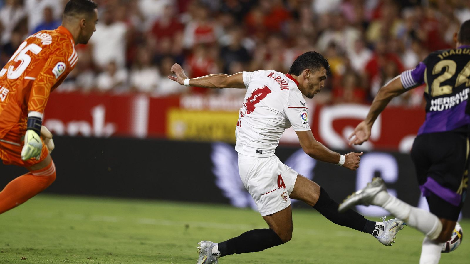 Rekik aprovecha el regalo de Asenjo para empatar el partido para el Sevilla.