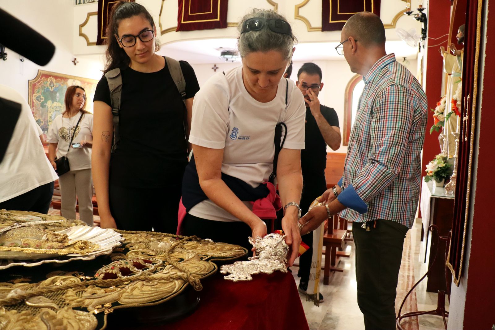 Visita guiada de la ONCE a la Hermandad de Emigrantes de Huelva, en imágenes