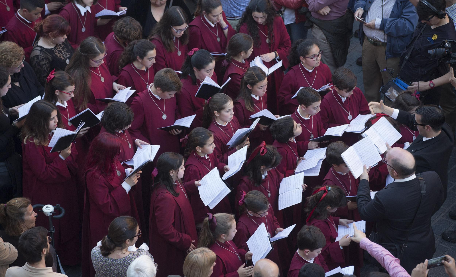 Las imágenes del Vía Crucis de las Cofradías de Sevilla con el Cristo de la Conversión de Montserrat
