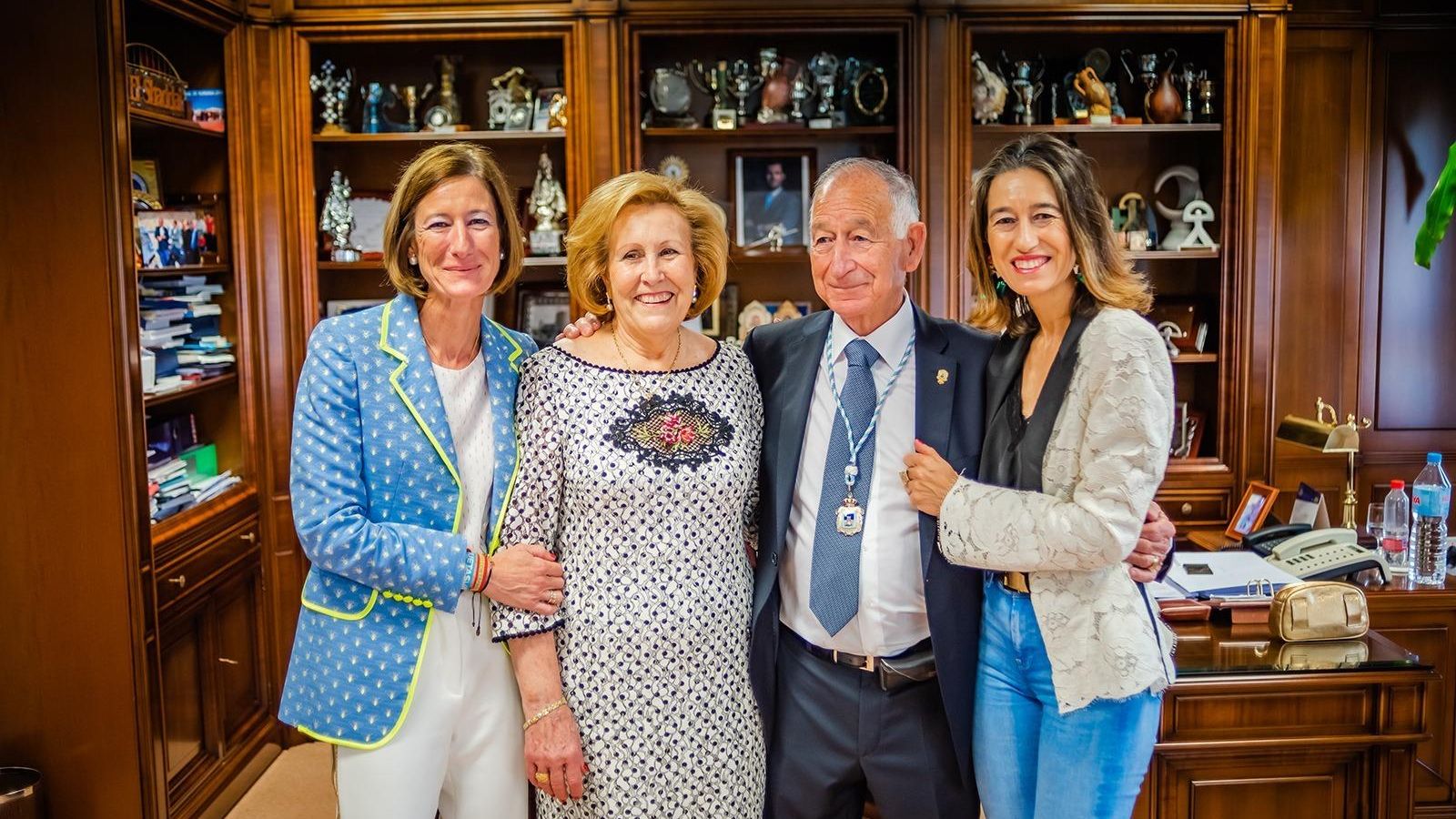 Amat con su mujer y sus dos hijas.