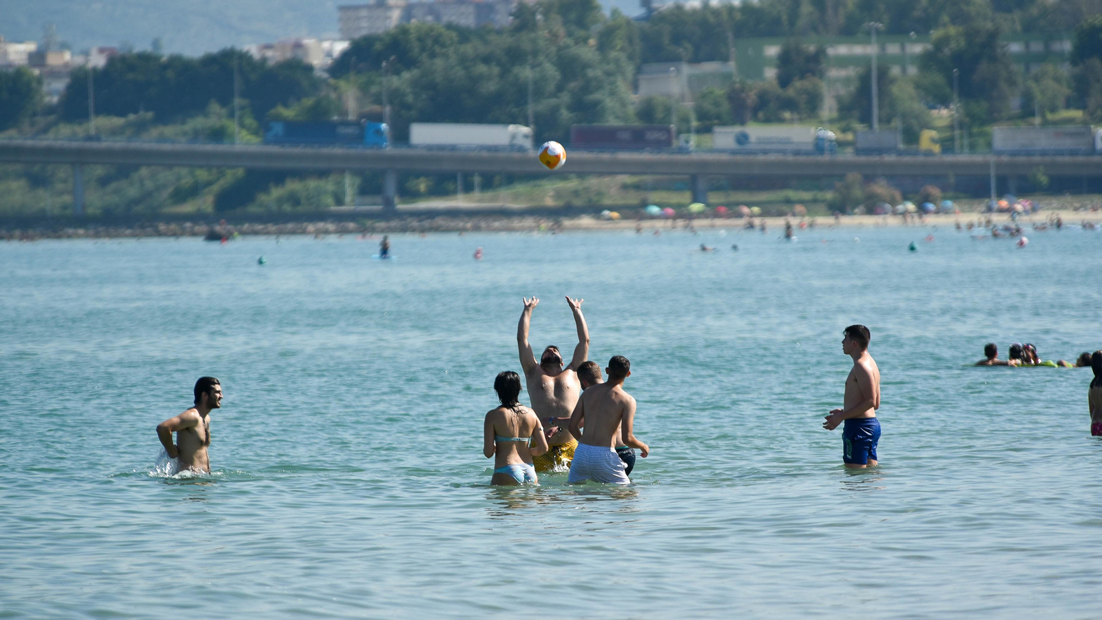 Fotos de la tarde en la playa del El Rinconcillo en plena ola de calor