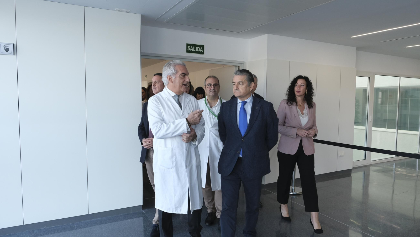 Visita del Consejero de Salud, Antonio Sanz, al nuevo edificio de consultas externas del Hospital Torrecárdenas, en imágenes