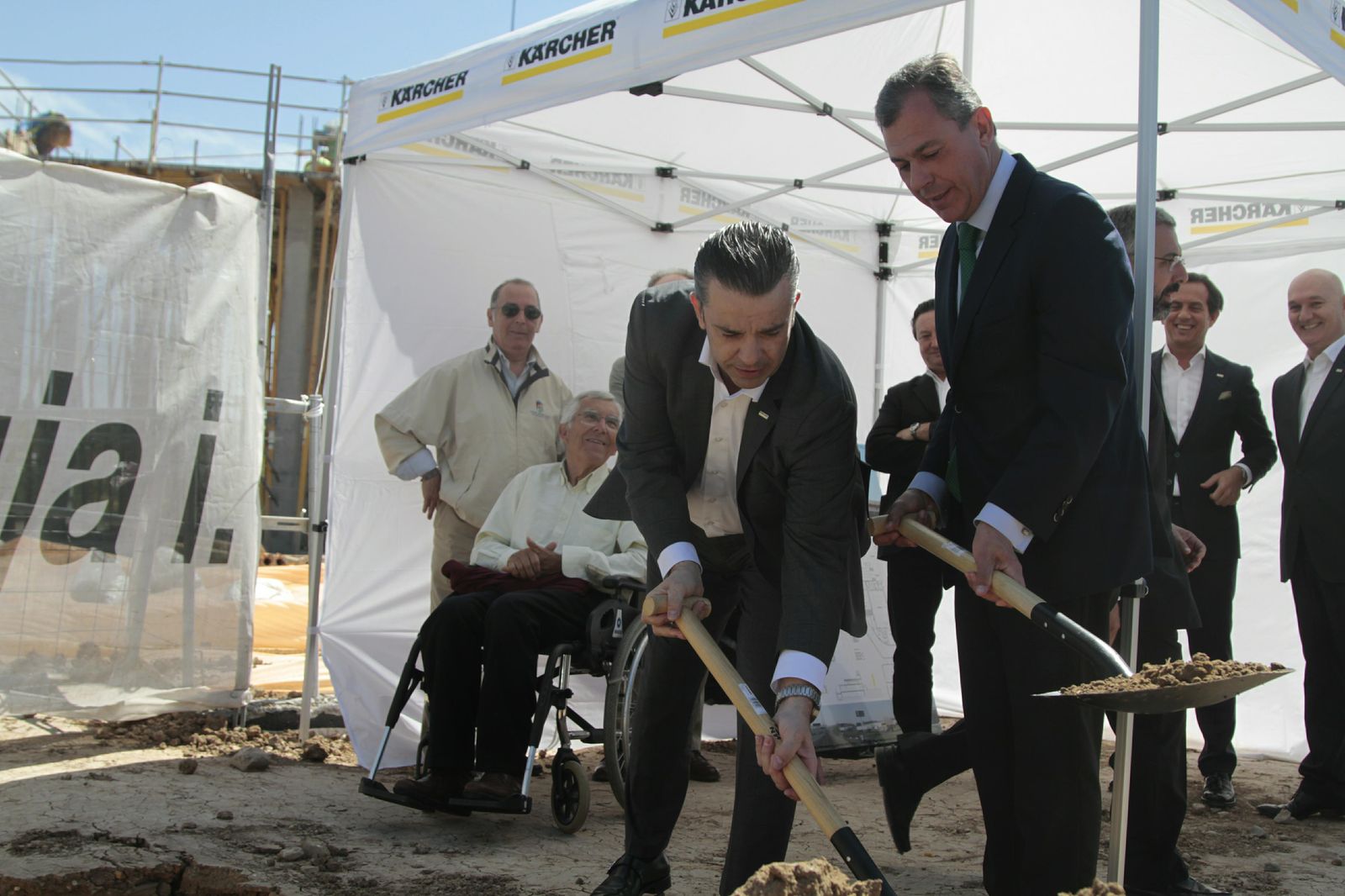 El alcalde de Tomares, José Luis Sanz, en el acto de colocación de la primera piedra.