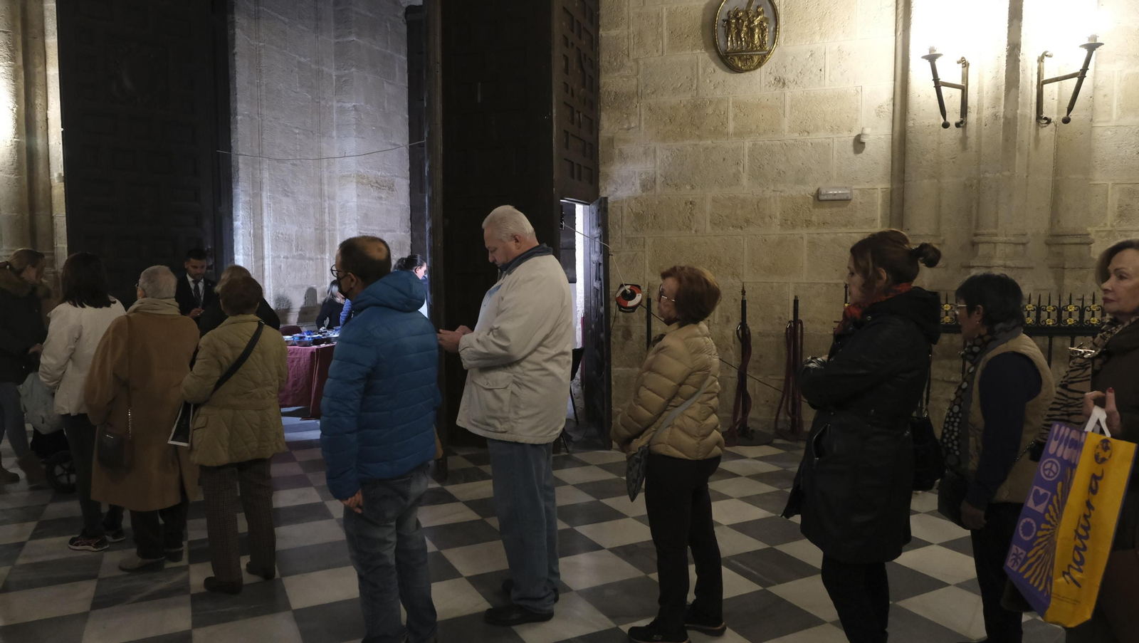 Imágenes del multitudinario besapiés del Cristo de Medinaceli en la Catedral de Almería