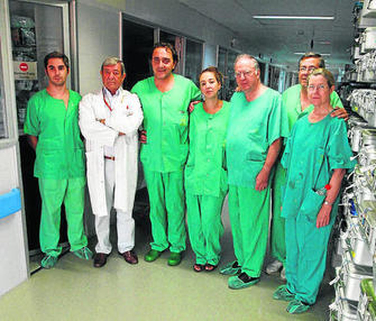 El médico francés Jean Cady dirige una de las cuatro operaciones de cirugía restrictiva en el Reina Sofía.