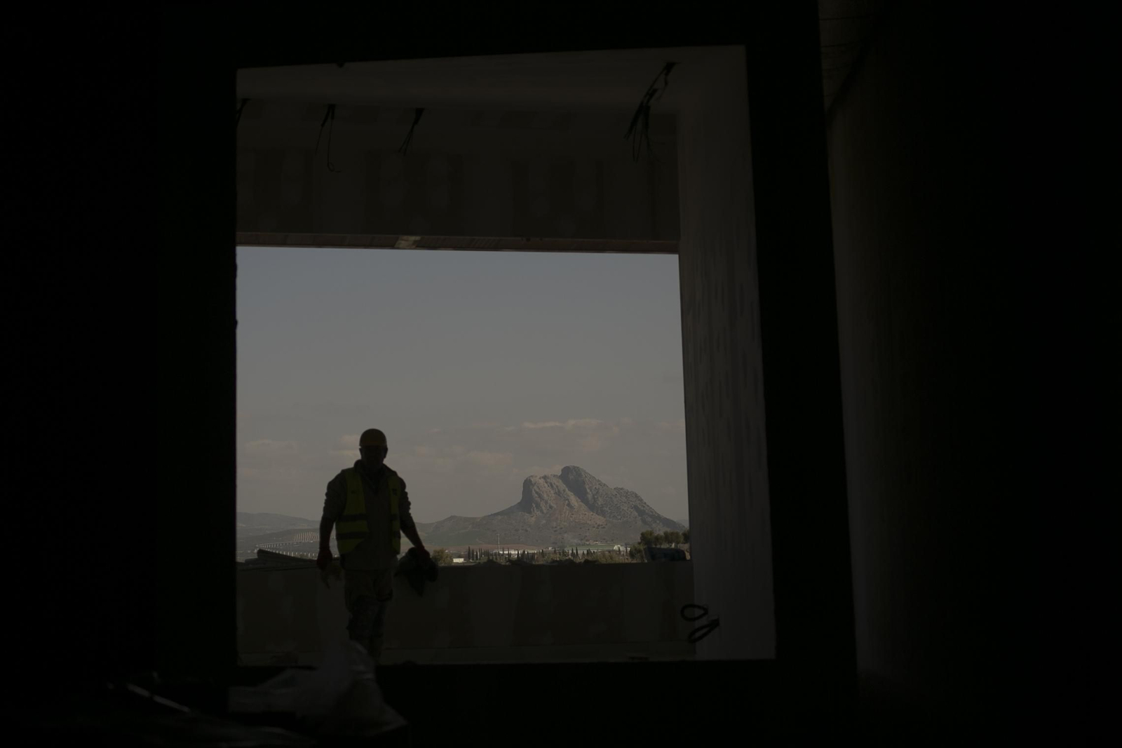 La Peña de los Enamorados de Antequera vista desde el interior del futuro centro de interpretación del Sitio de los Dólmenes