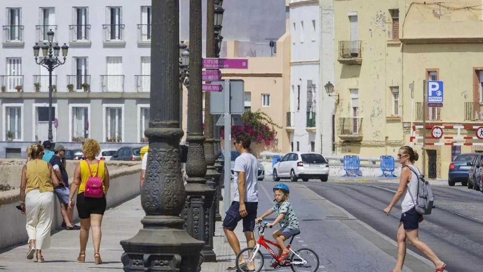 Un grupo de personas pasea por el Campo del Sur en Cádiz