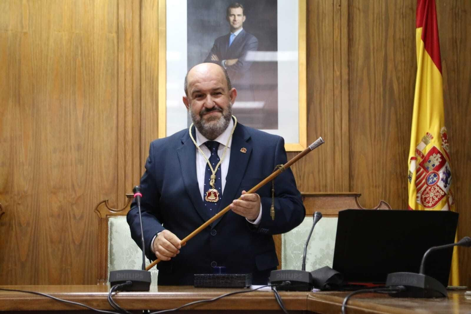 Francisco Lirola con la vara de mando de Dalías.