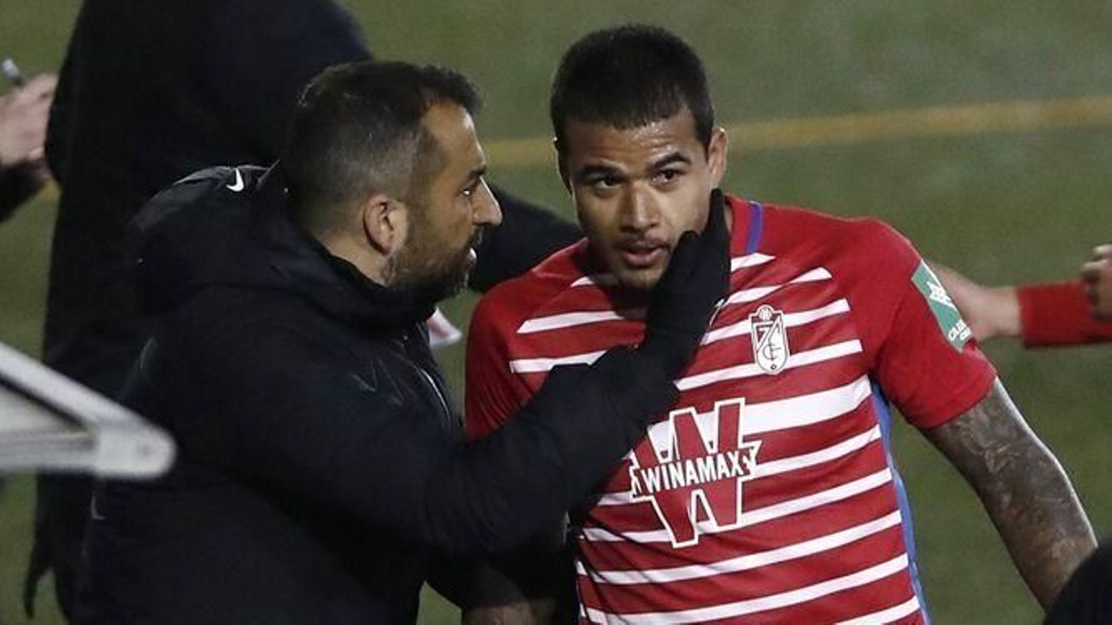 Diego habla con Kenedy en un partido anterior