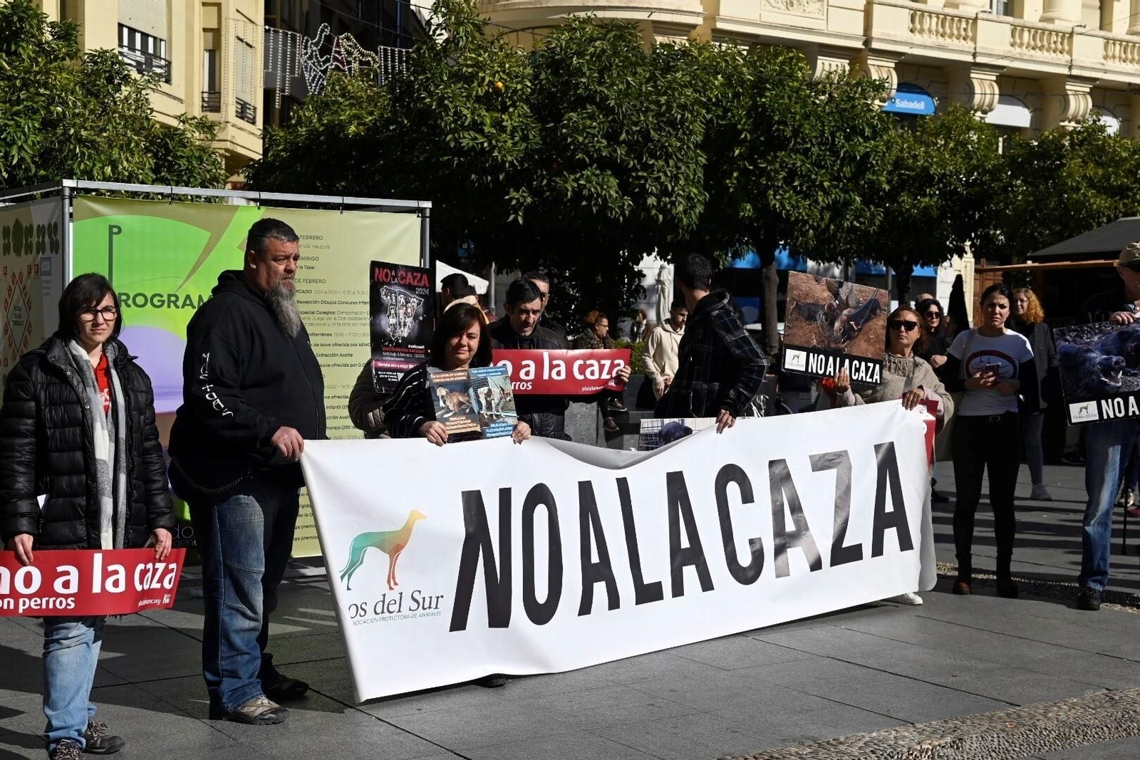 La manifestación para acabar con la caza con perros en Córdoba, en imágenes