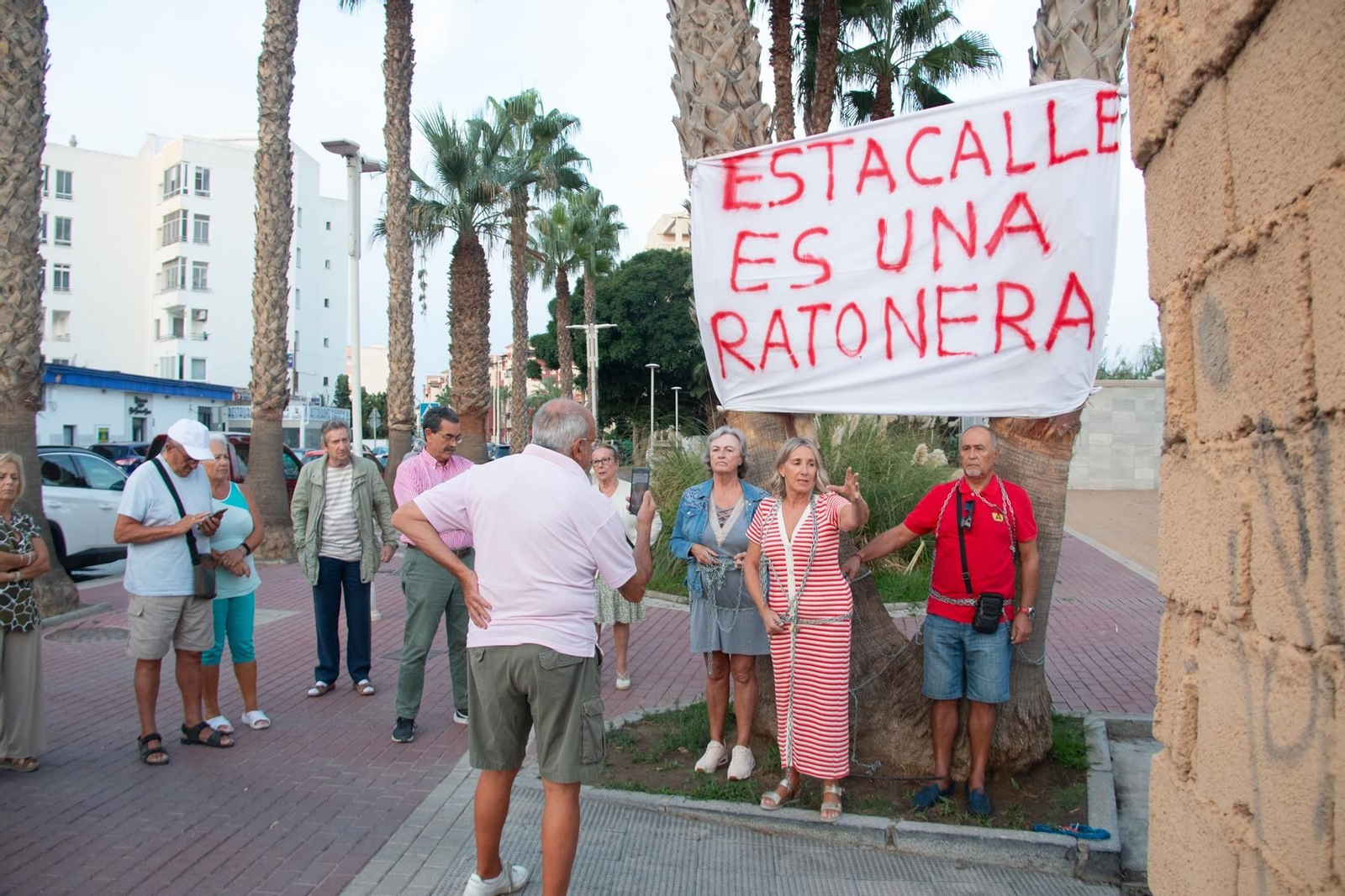 Vecinos de Playa de Poniente se encadenan para pedir al Ayuntamiento de Motril accesibilidad a su residencial