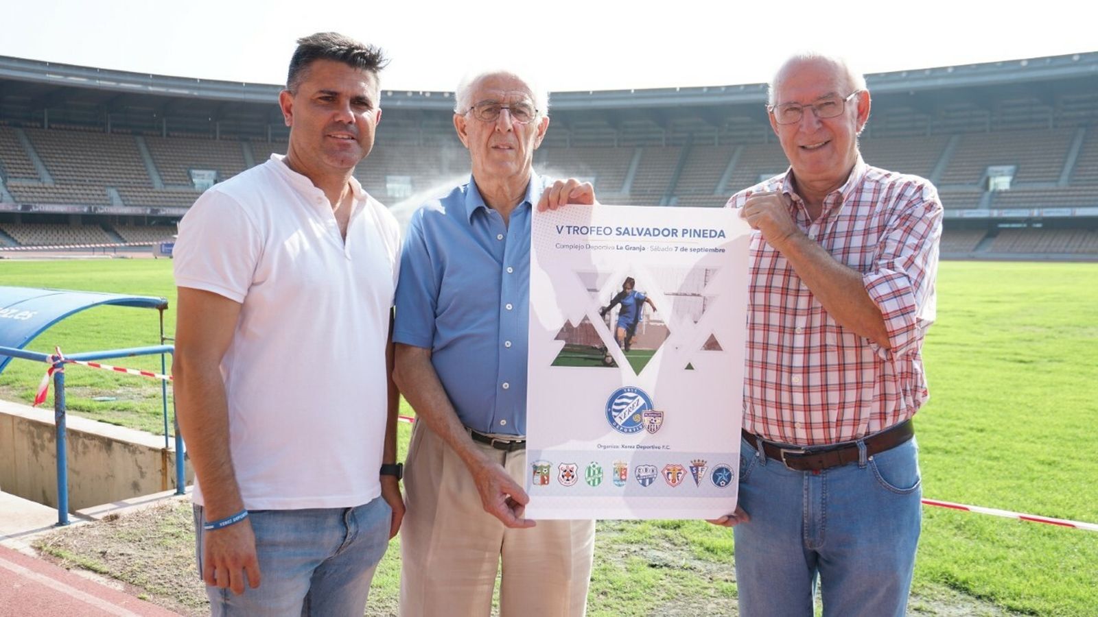 Juan Carlos Ramírez, Rafael Almagro y Tomás Villena posan en Chapín con el cartel.